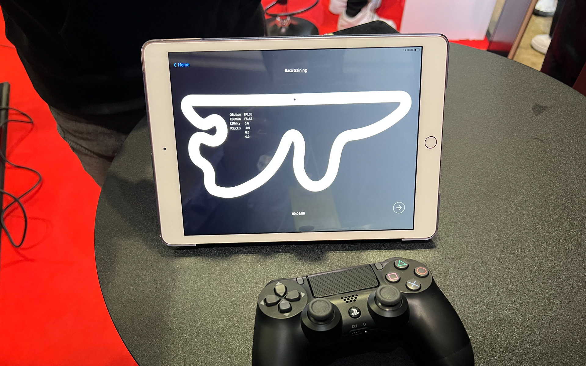 脳トレーニング後、この長方形のコースやどこかで見たことがあるコースを、走らせろと言われるが操作系が慣れなくて四苦八苦。筆者はさらにトレーニングが必要なようだ。レーシングドライバーはすぐにすいすい走らせることができたそう……さすがだ……