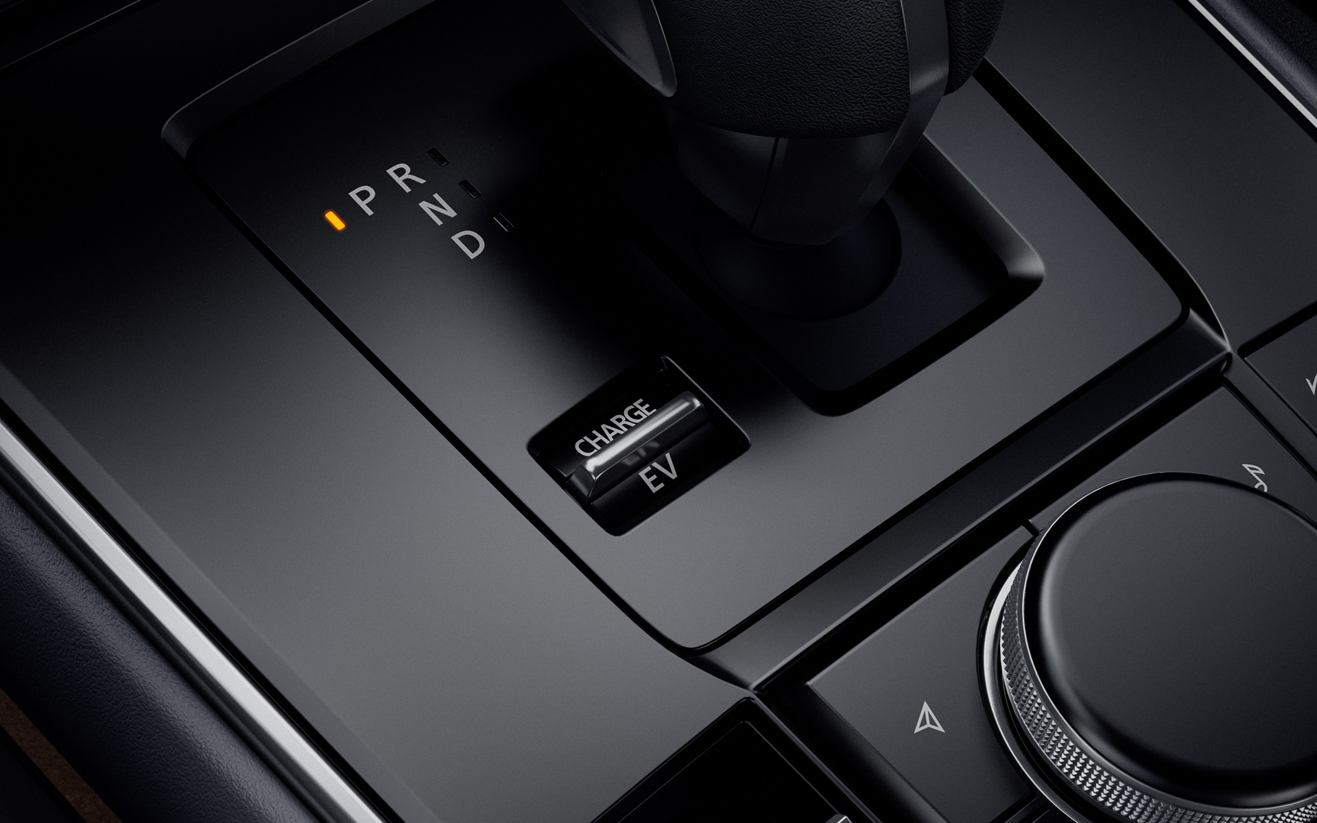 走行モード切替スイッチはシフトの隣に配置されている