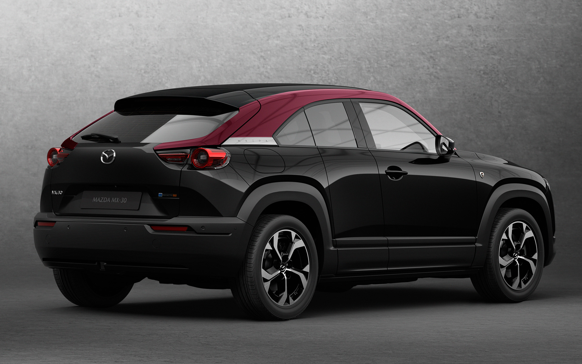 黒基調のボディにマローンルージュメタリックの差し色を採用