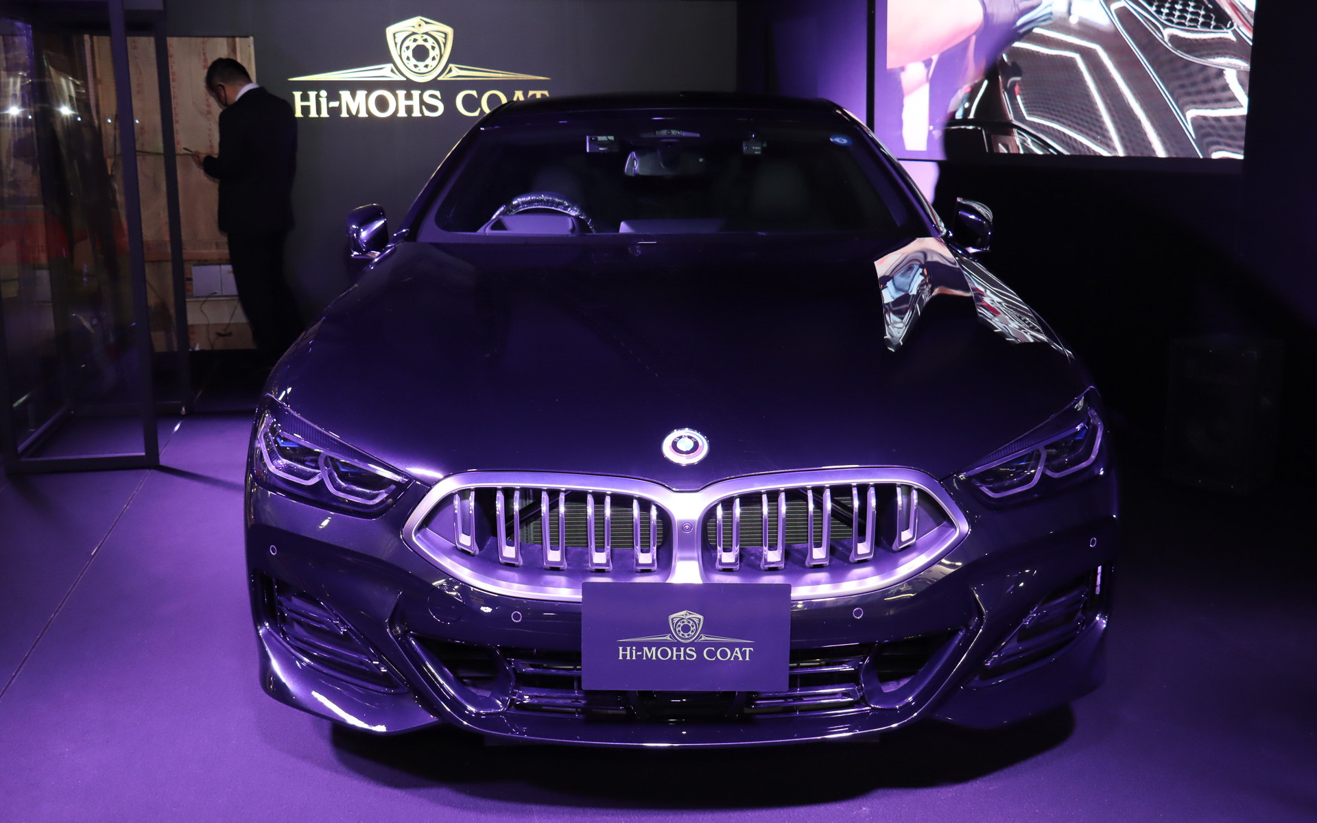 展示車のBMW 8シリーズ グラン クーペのボディに「G'ZOX ハイモース コート ジ・エッジ」を施工。モース硬度8の超高硬度被膜が生み出す“気高いほどの光沢”をアピールしている