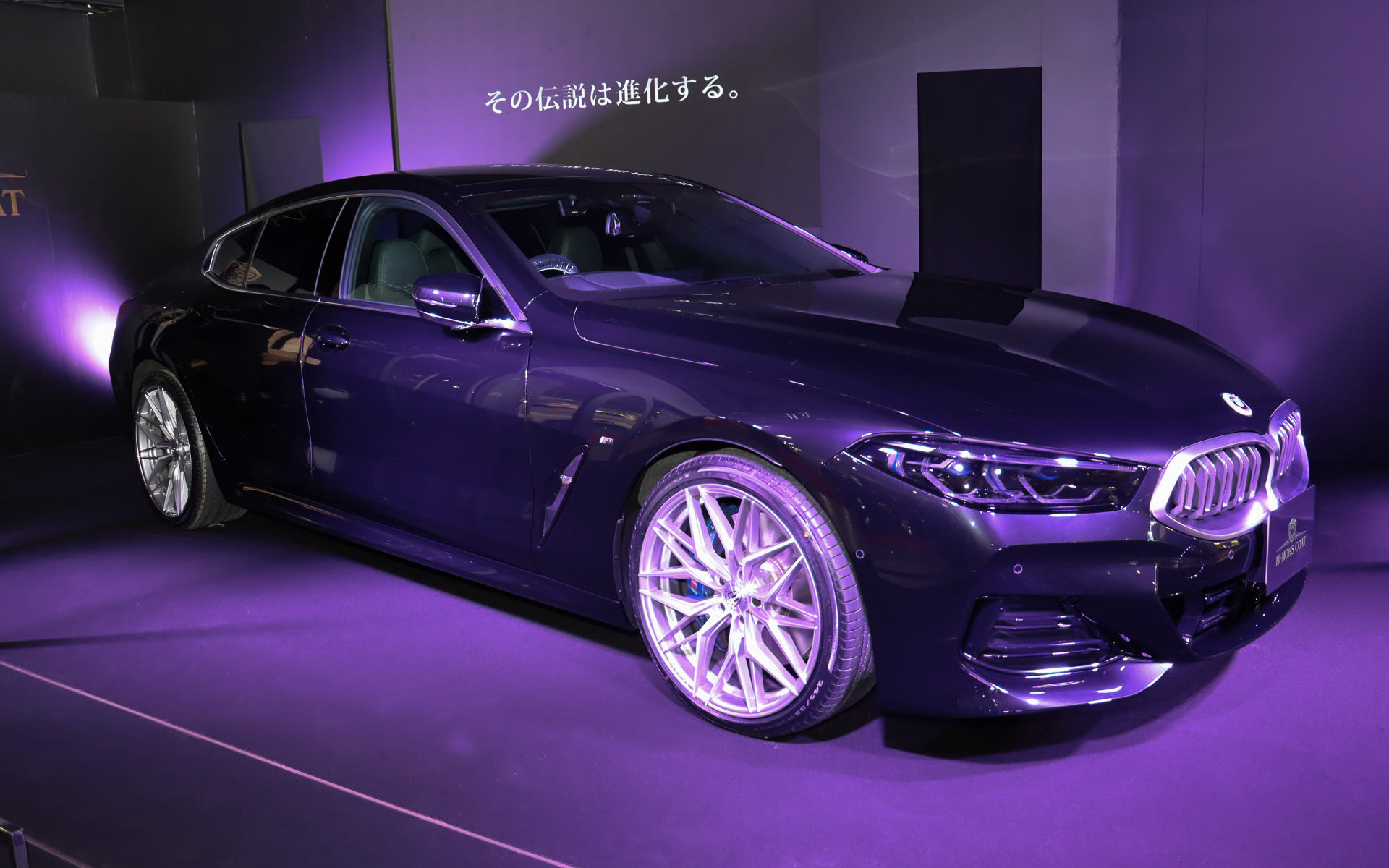 展示車のBMW 8シリーズ グラン クーペのボディに「G'ZOX ハイモース コート ジ・エッジ」を施工。モース硬度8の超高硬度被膜が生み出す“気高いほどの光沢”をアピールしている