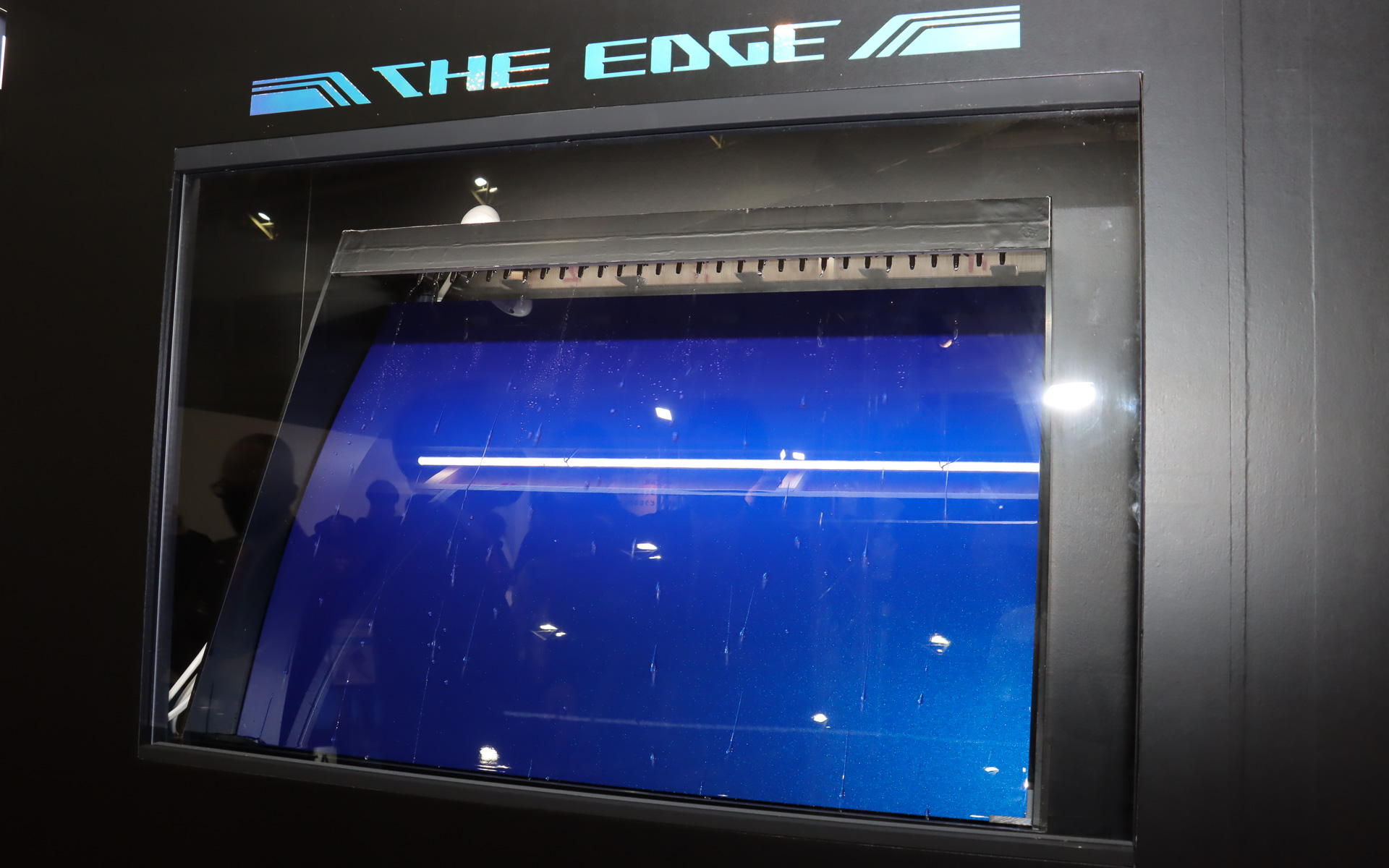 G'ZOX ハイモース コート ジ・エッジははっ水系のガラス状被膜が特長。歴代G'ZOXシリーズで最高のはっ水性能を備えているという