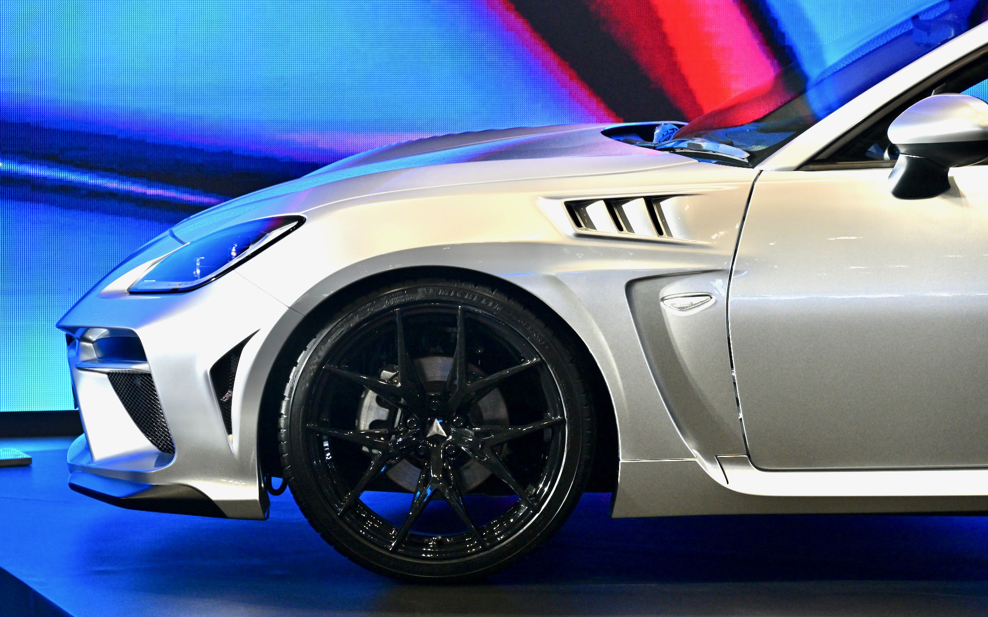 ヴィゲイルのボディカラーは究極の“超光沢シルバー”で塗装