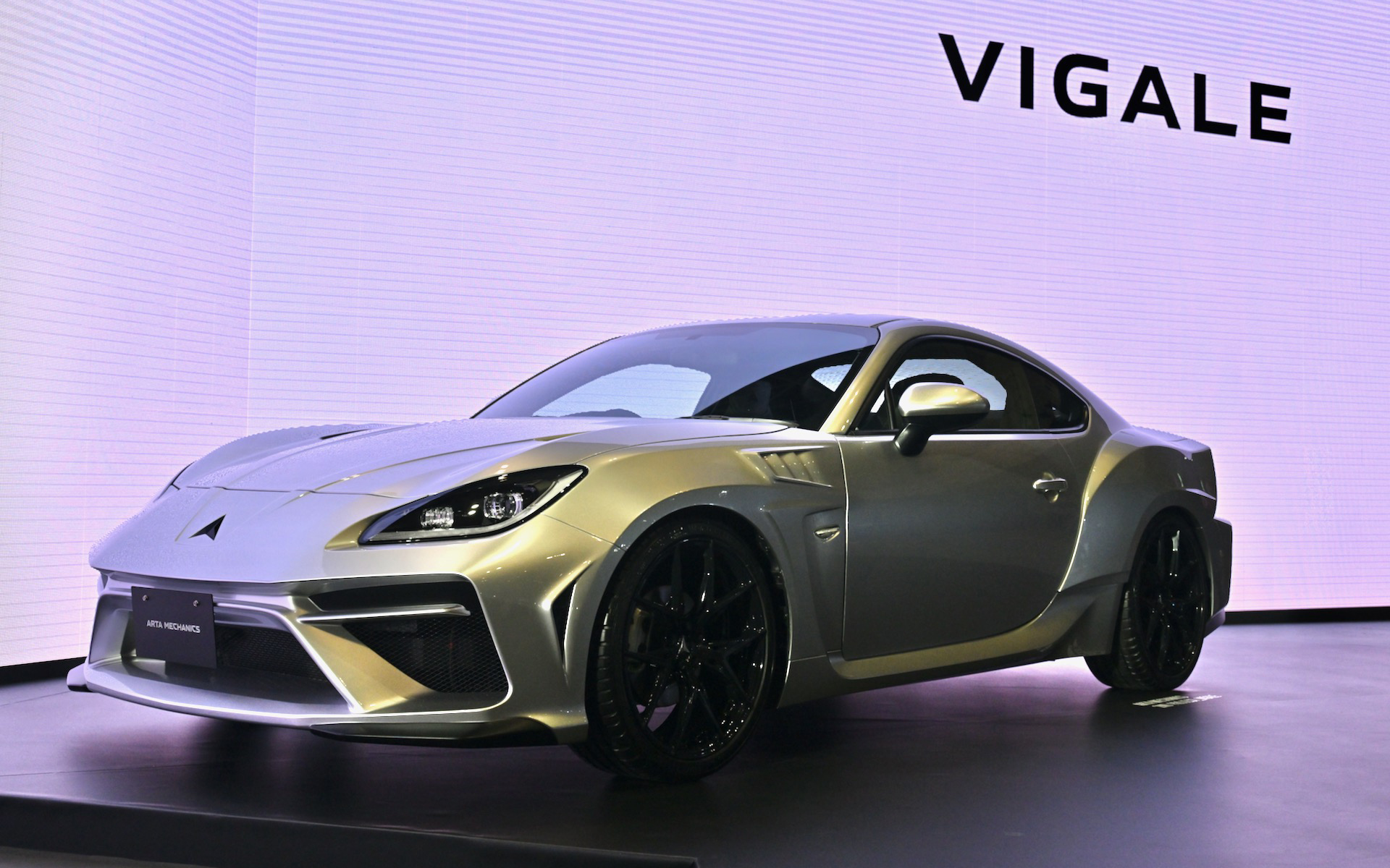 ヴィゲイルのボディカラーは究極の“超光沢シルバー”で塗装