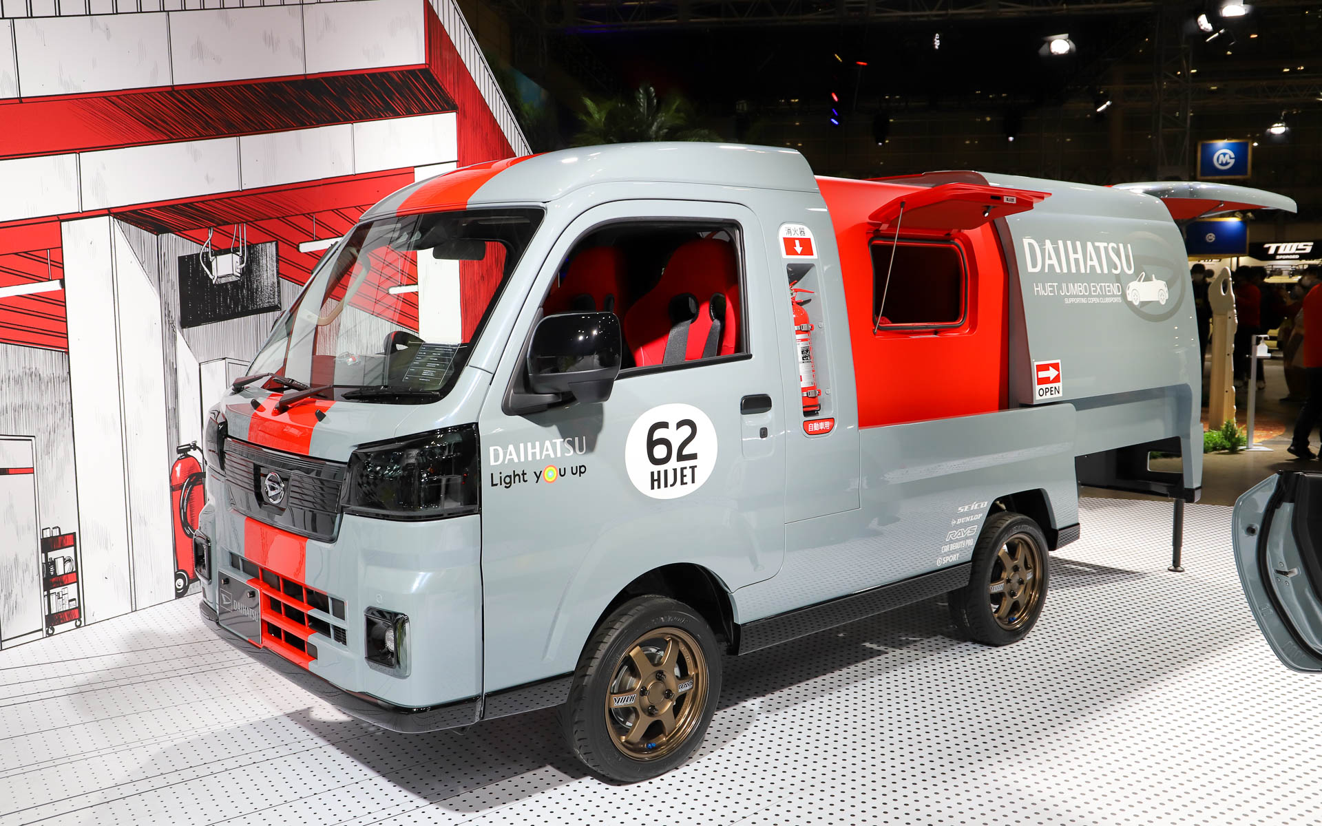 ハイゼット トラックをサポートカーとしてカスタマイズ。荷台がスライドすることで広い空間を作り出せるようになっている