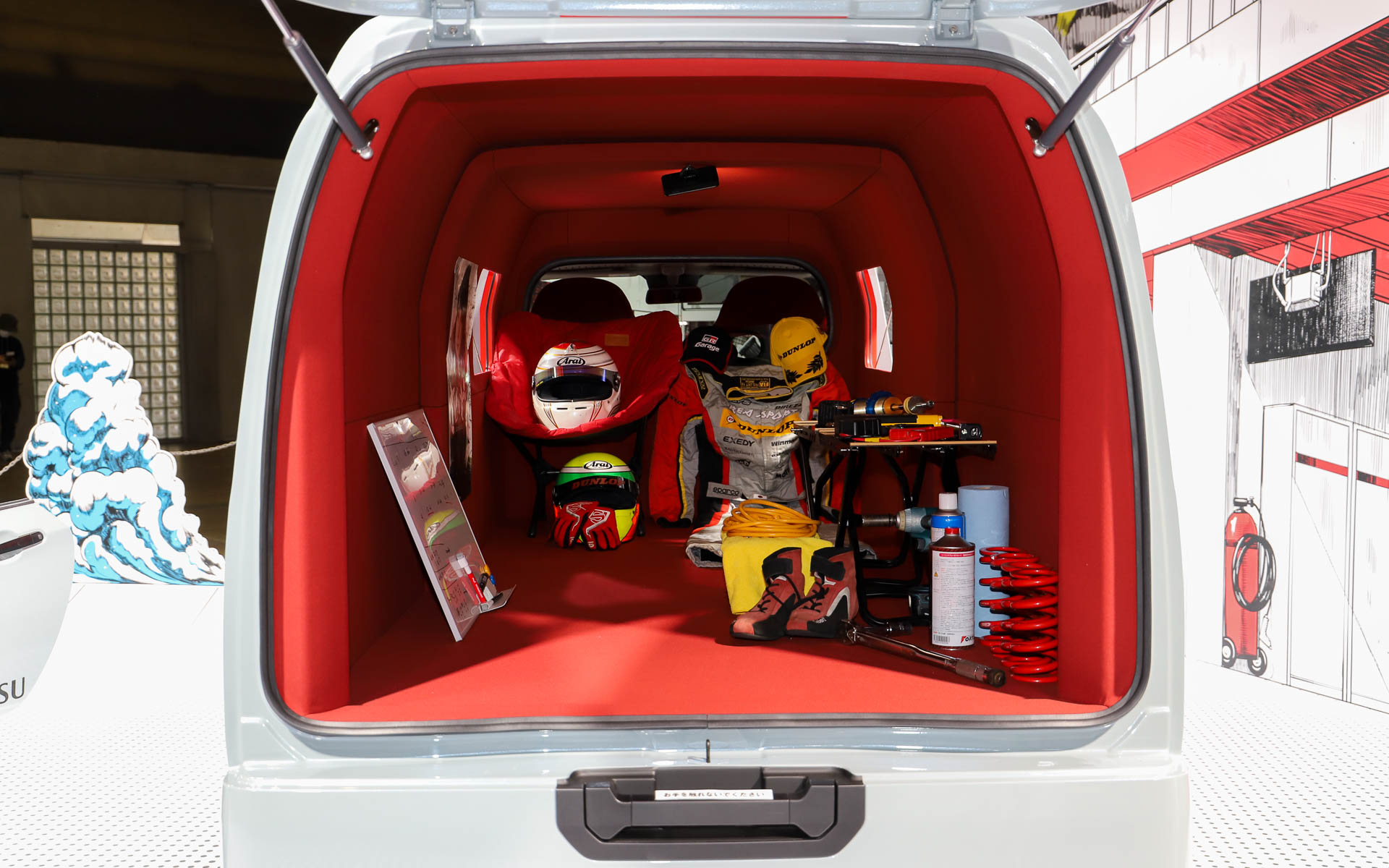 ハイゼット トラックをサポートカーとしてカスタマイズ。荷台がスライドすることで広い空間を作り出せるようになっている