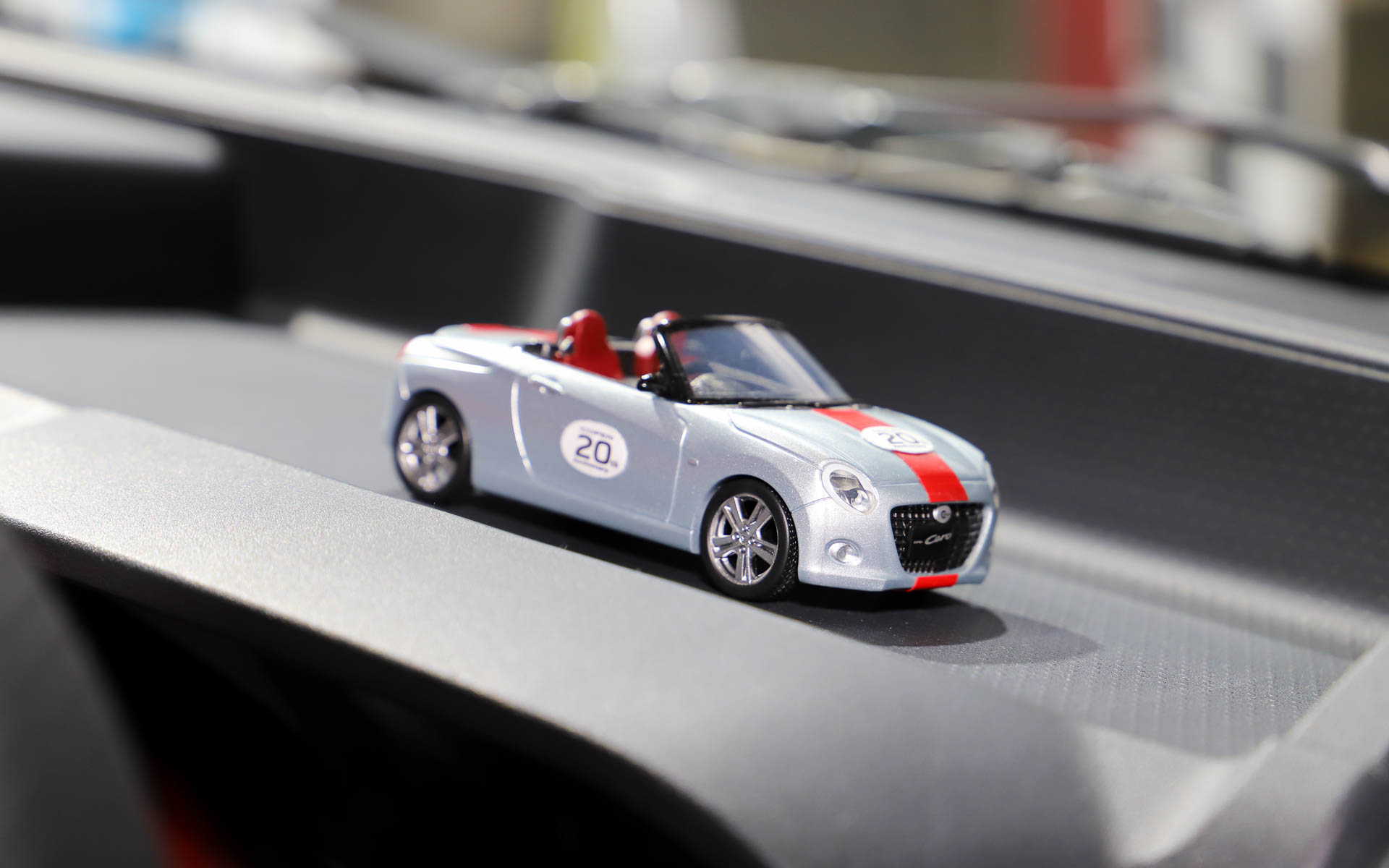 運転席にはHIJET TRUCK JUMBO EXTENDとおそろいのデザインが施されたコペンのミニカーがちょこんと置かれている