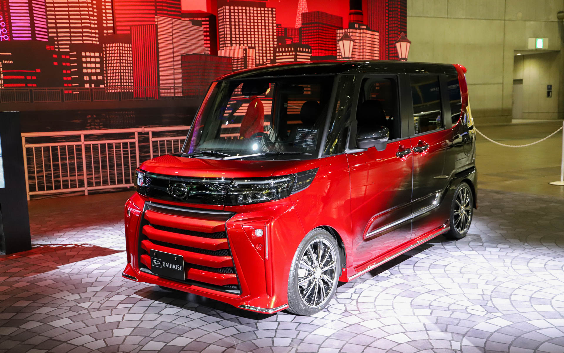 「TANTO CUSTOM RED/BLACK」