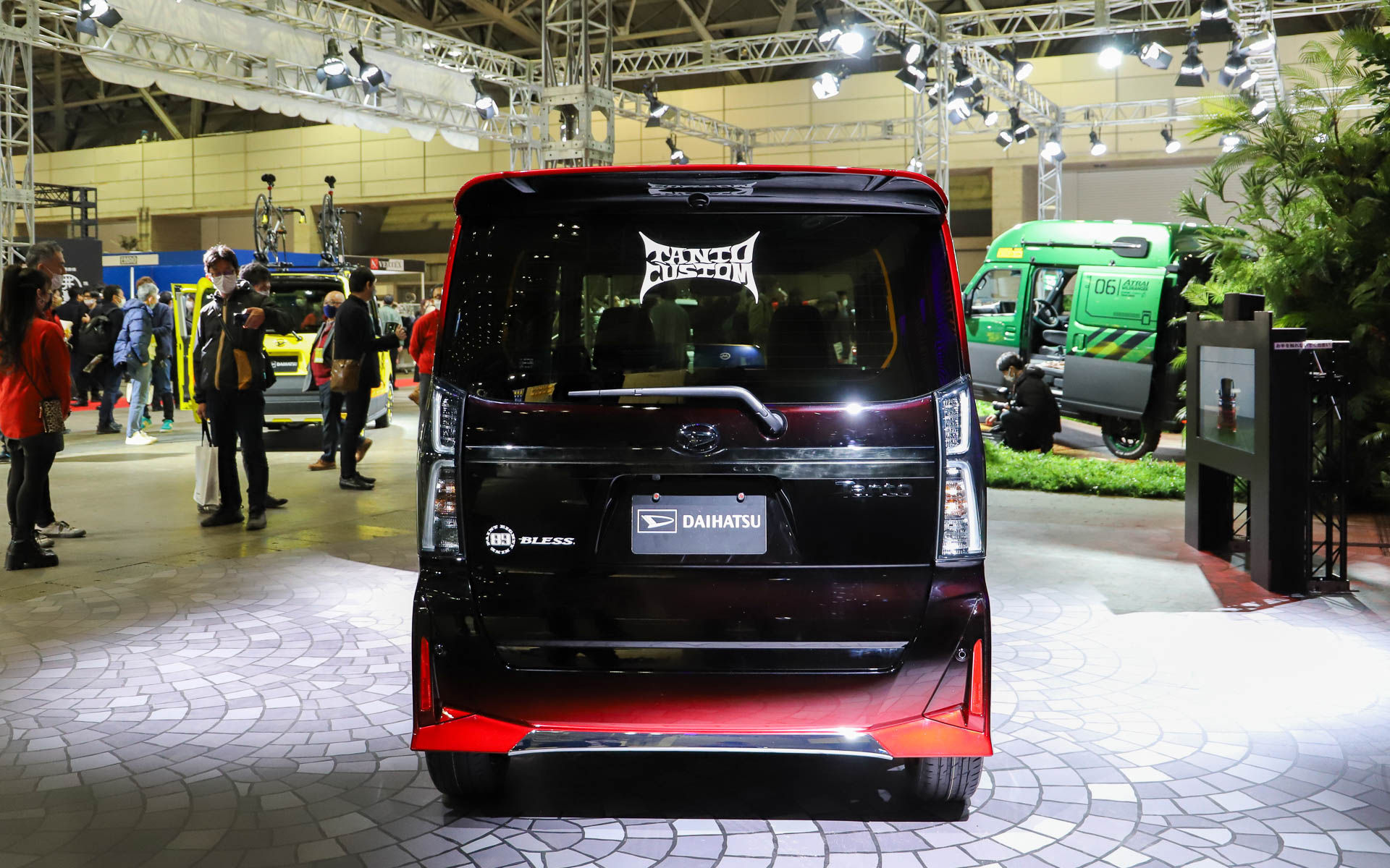 赤と黒で仕上げられたタント カスタム。職人が手塗りしたという赤と黒のグラデーションは圧巻