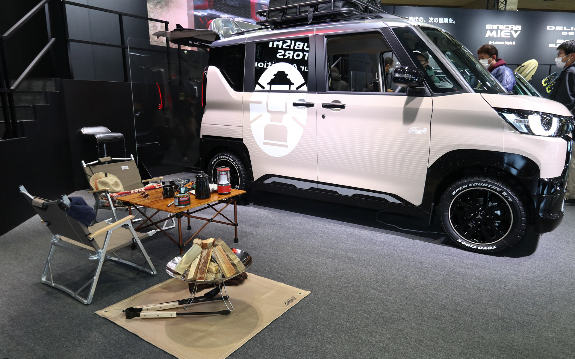 「デリカミニ×Coleman」はグレーとベージュをかけ合わせた「グレージュ」というカラー