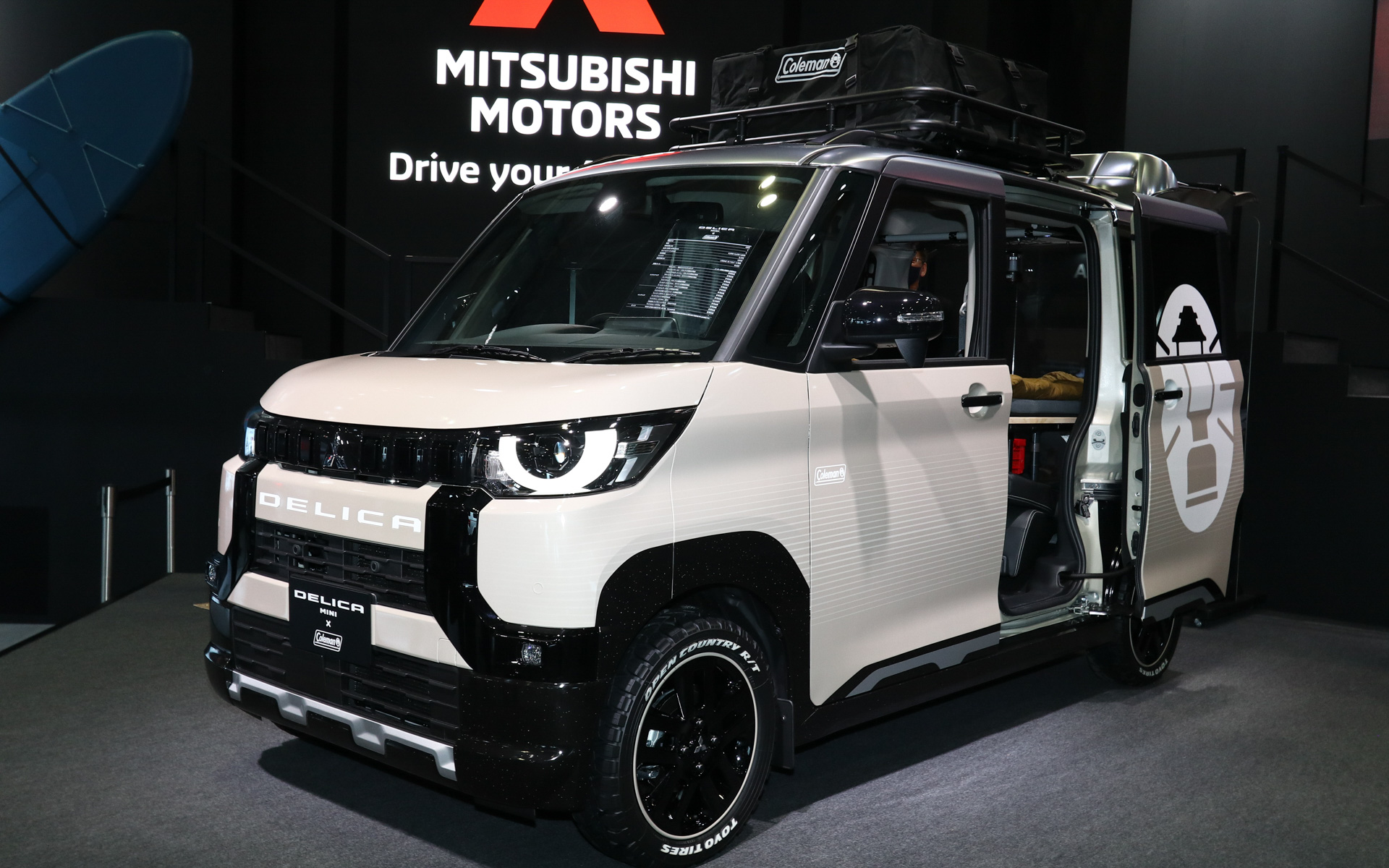 「デリカミニ×Coleman」はグレーとベージュをかけ合わせた「グレージュ」というカラー