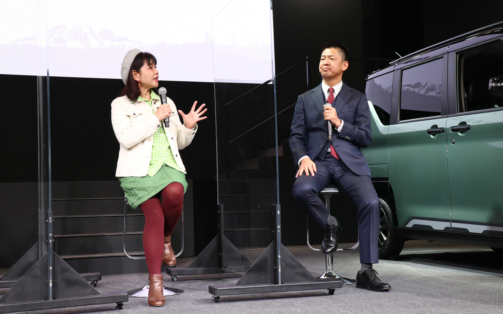 モータージャーナリストの竹岡圭氏と三菱自動車工業からチープロダクトスペシャリストの藤井康輔氏が登壇したトークコーナー