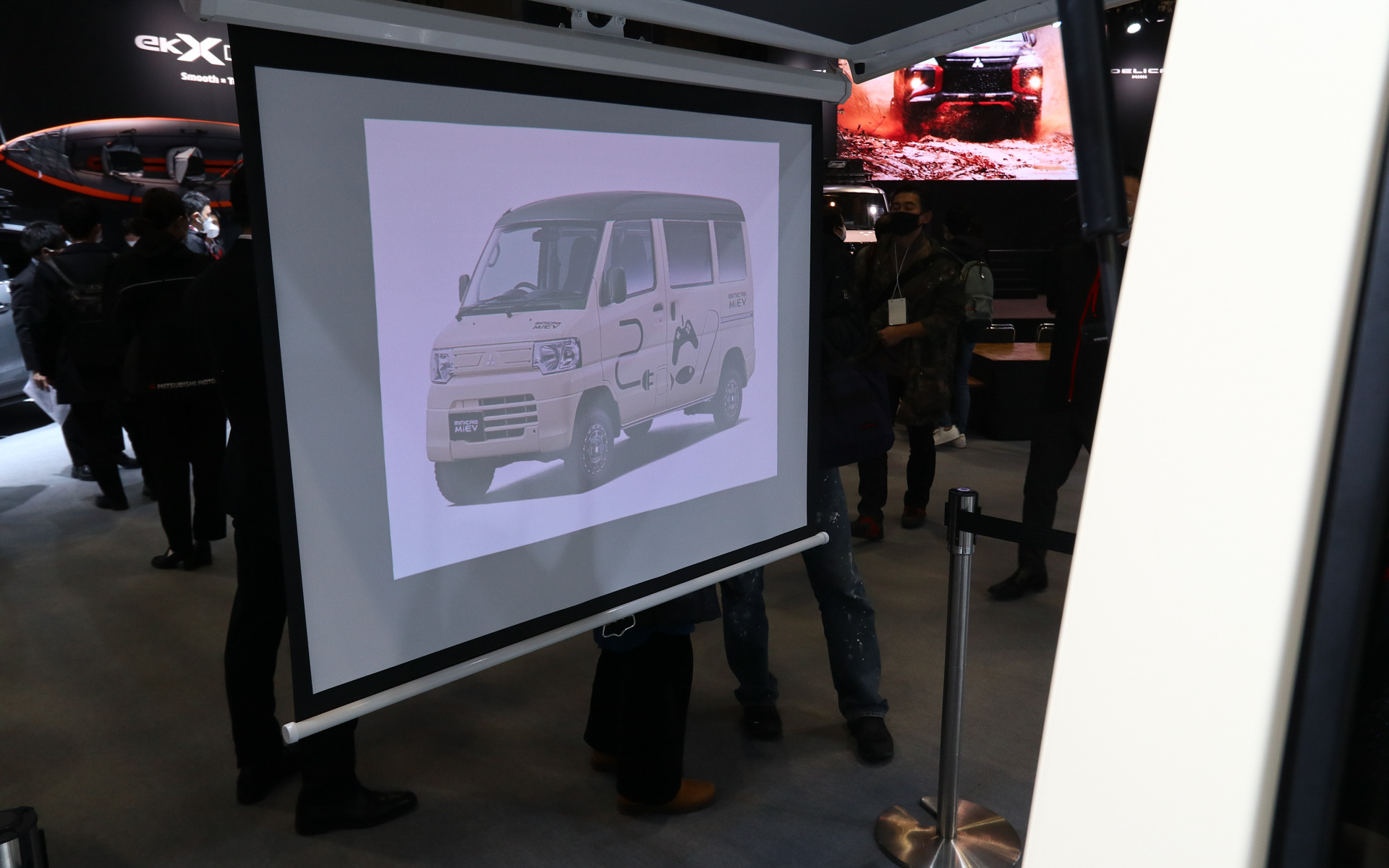 リアハッチから垂らしたスクリーンへ投影した様子