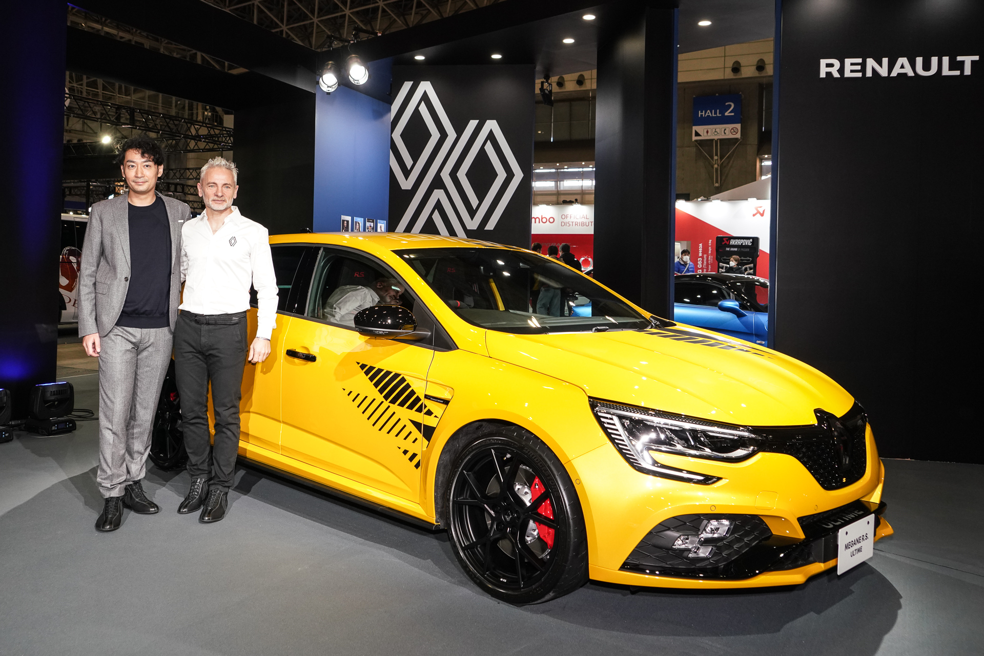 「東京オートサロン2023」で世界初公開された「メガーヌ R.S. ウルティム（ULTIME）」。写真はルノー・ジャポン株式会社 代表取締役社長/アルピーヌ・ジャポンCEOの小川隼平氏（写真左）とルノー・スポール開発ドライバーであるロラン・ウルゴン氏