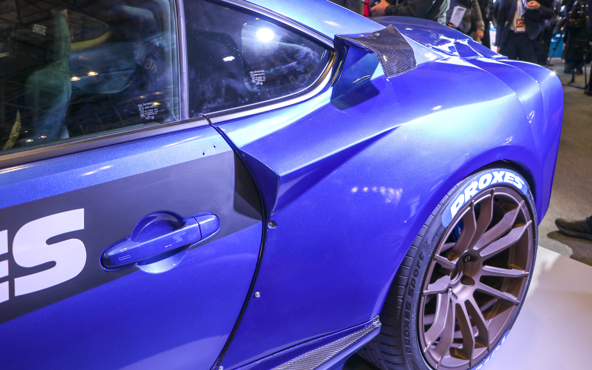 大きく張り出したリアフェンダー