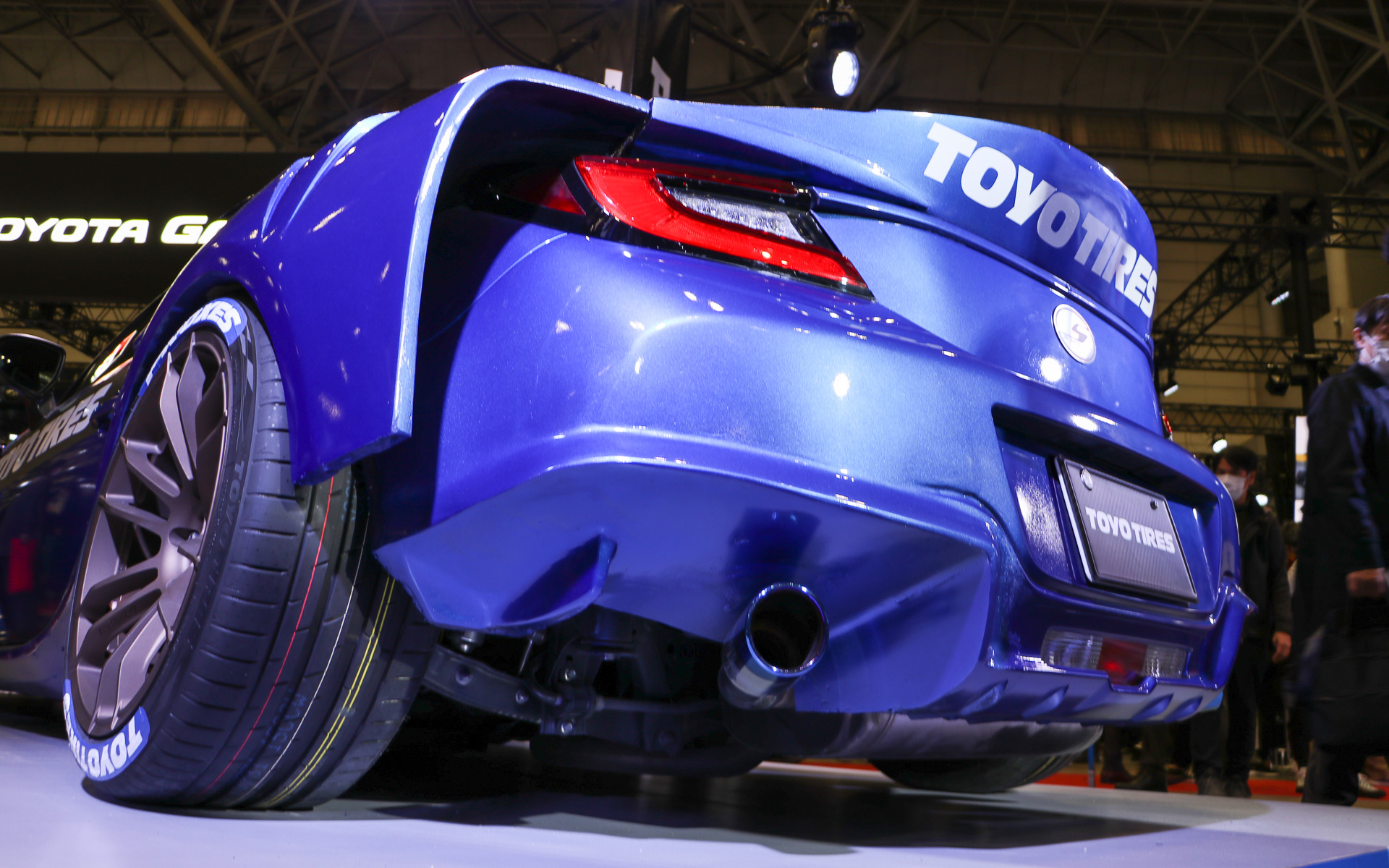 リアバンパーの下側は大きくカットされたデザイン