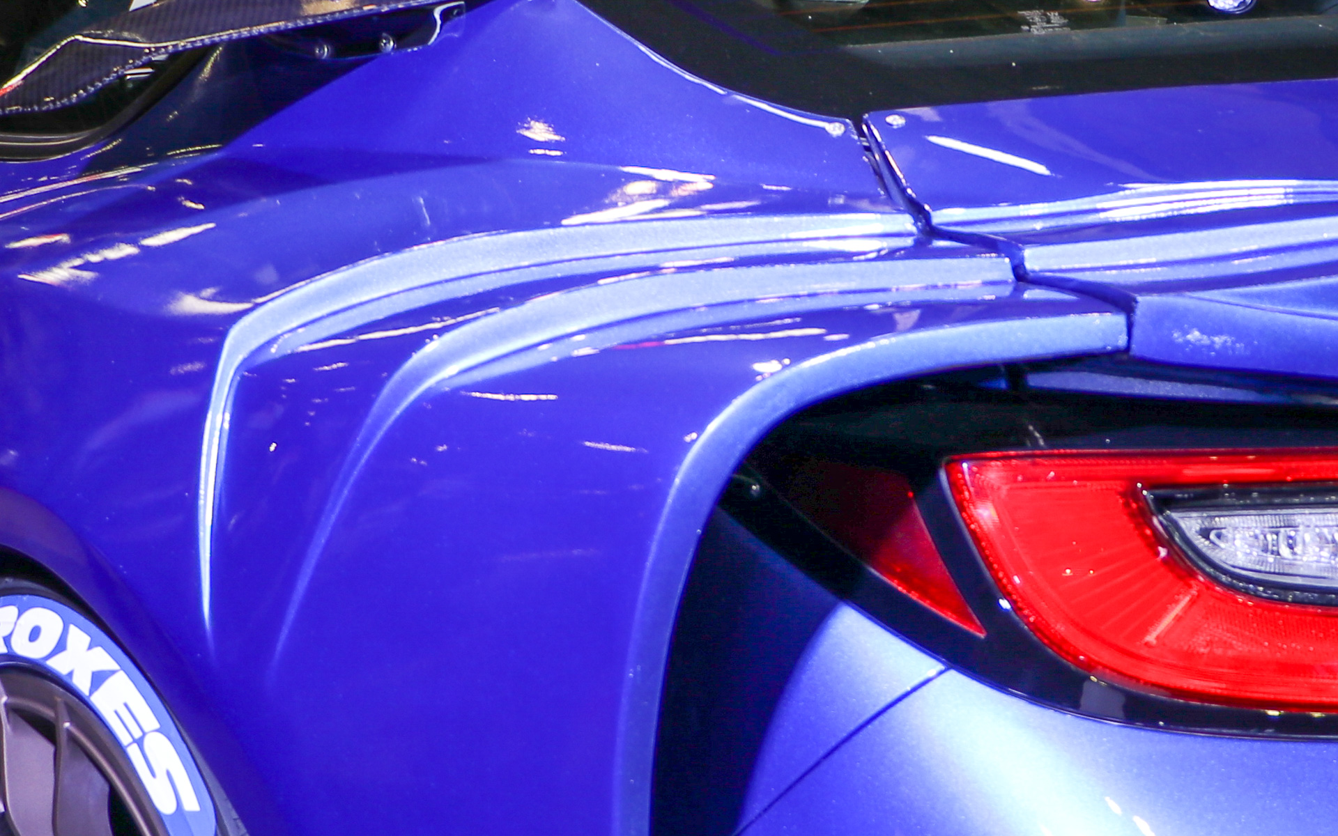 リアフェンダーの段差はカットして、ドリフト走行時のタイヤスモークが出るようにするという