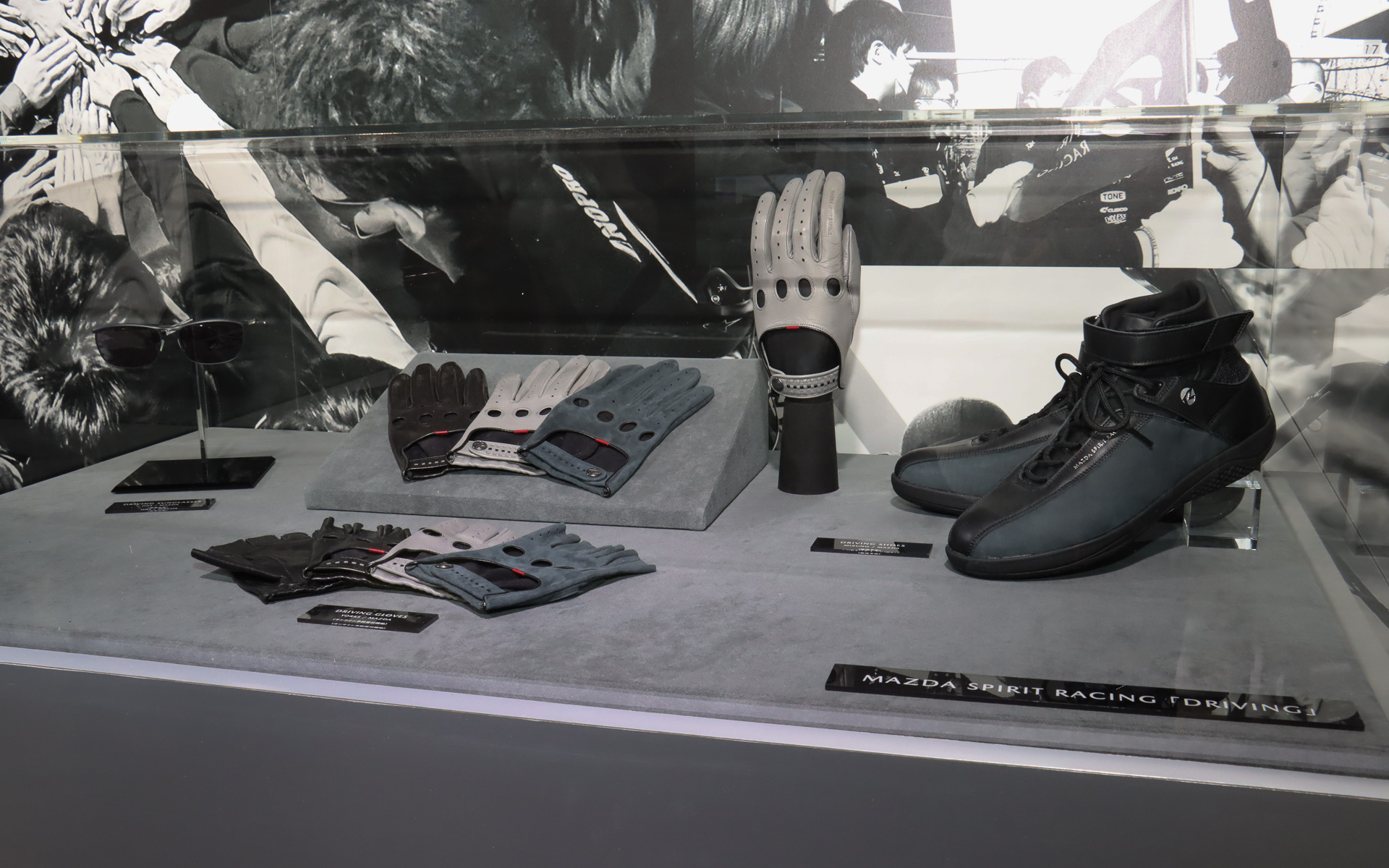 MAZDA SPIRIT RACING COLLECTIONからの発売を予定しているドライビンググローブ、ドライビングシューズを展示。一部のサイズは実際に試着することも可能