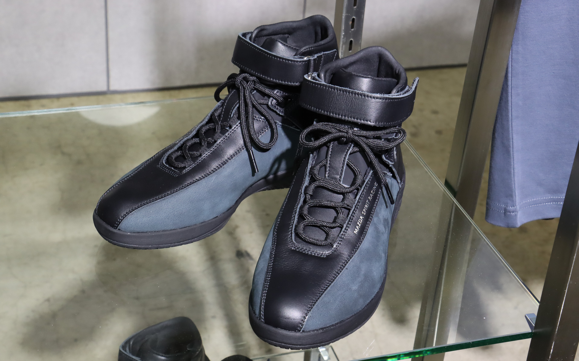 MAZDA SPIRIT RACING COLLECTIONからの発売を予定しているドライビンググローブ、ドライビングシューズを展示。一部のサイズは実際に試着することも可能