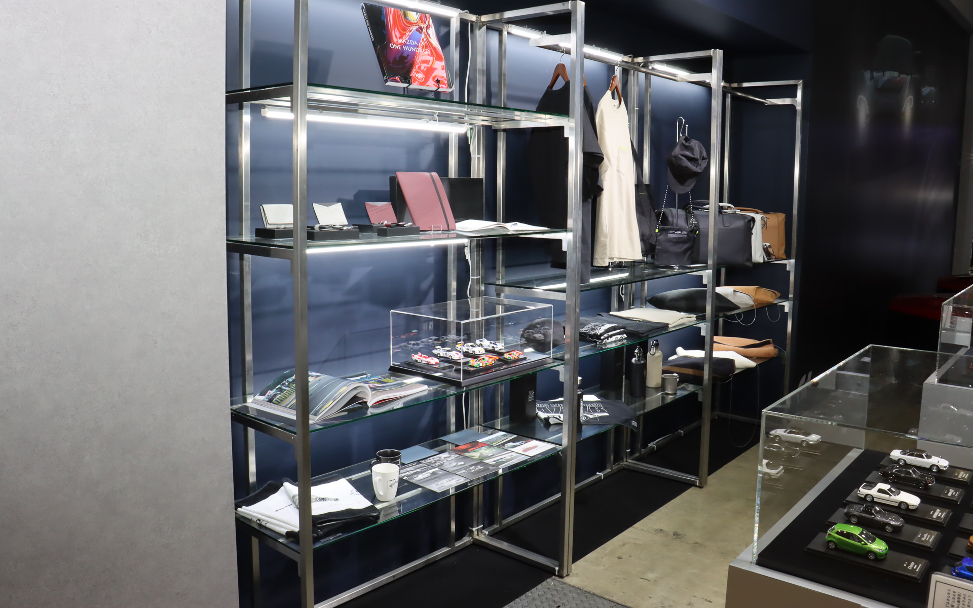 MAZDA COLLECTIONの製品も販売している