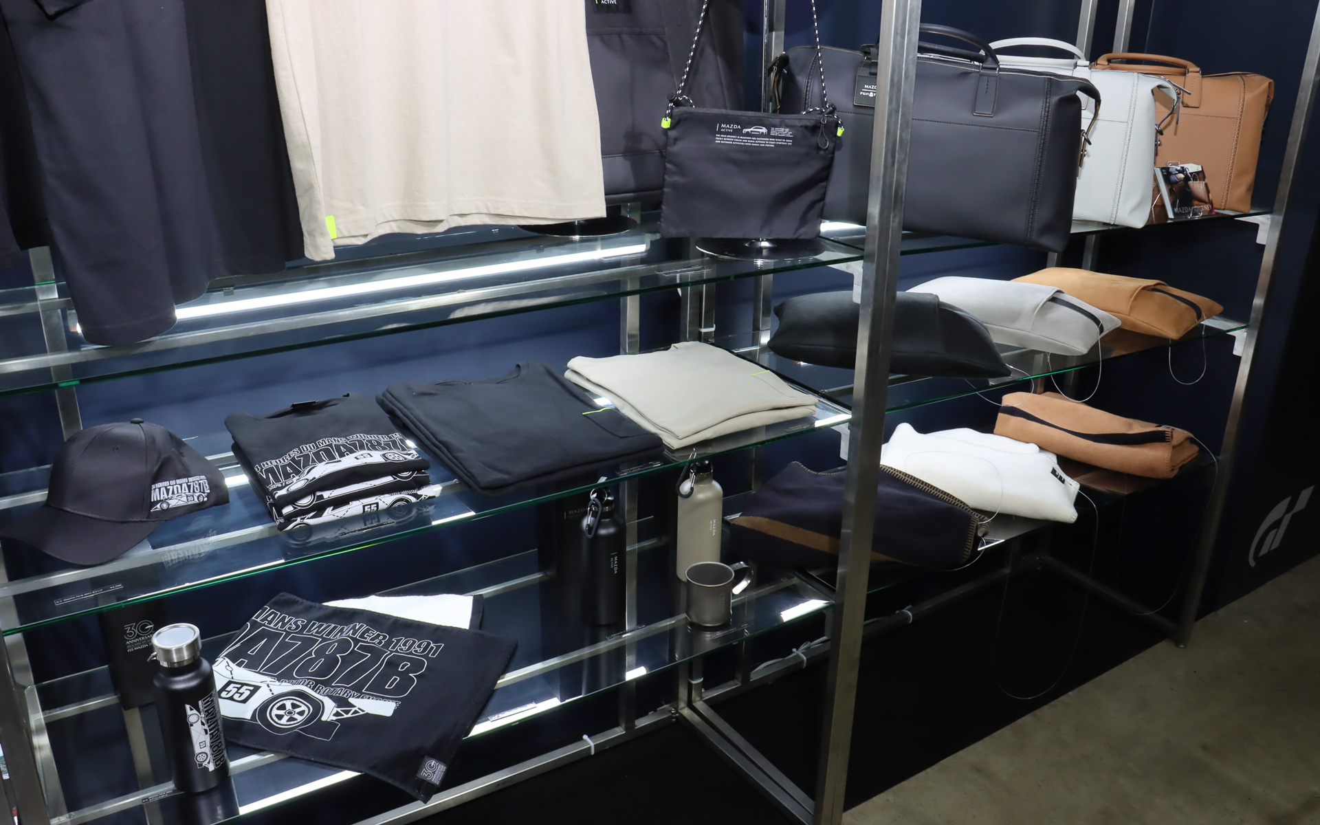 MAZDA COLLECTIONの製品も販売している