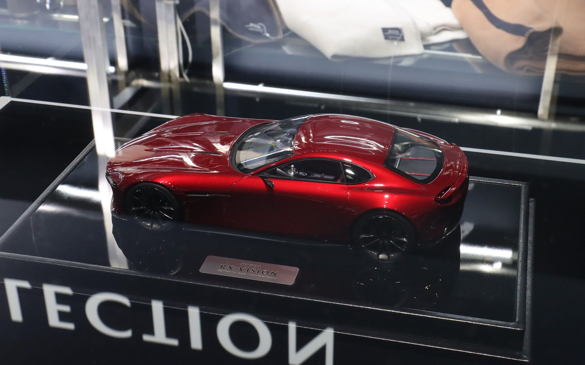 「MAZDA RX-VISION」のスケールモデルは発売が正式決定しておらず、今回は展示のみ。「リクエストの声が増えれば正式販売に弾みが付く」とのことで、マツダの担当デザイナーが猛烈なこだわりで開発に関わっており、ボディラインから各パーツ、塗装や内装に至るまで精密に再現されているという。それだけに、販売される場合は少量生産の高額商品になる予定とのこと