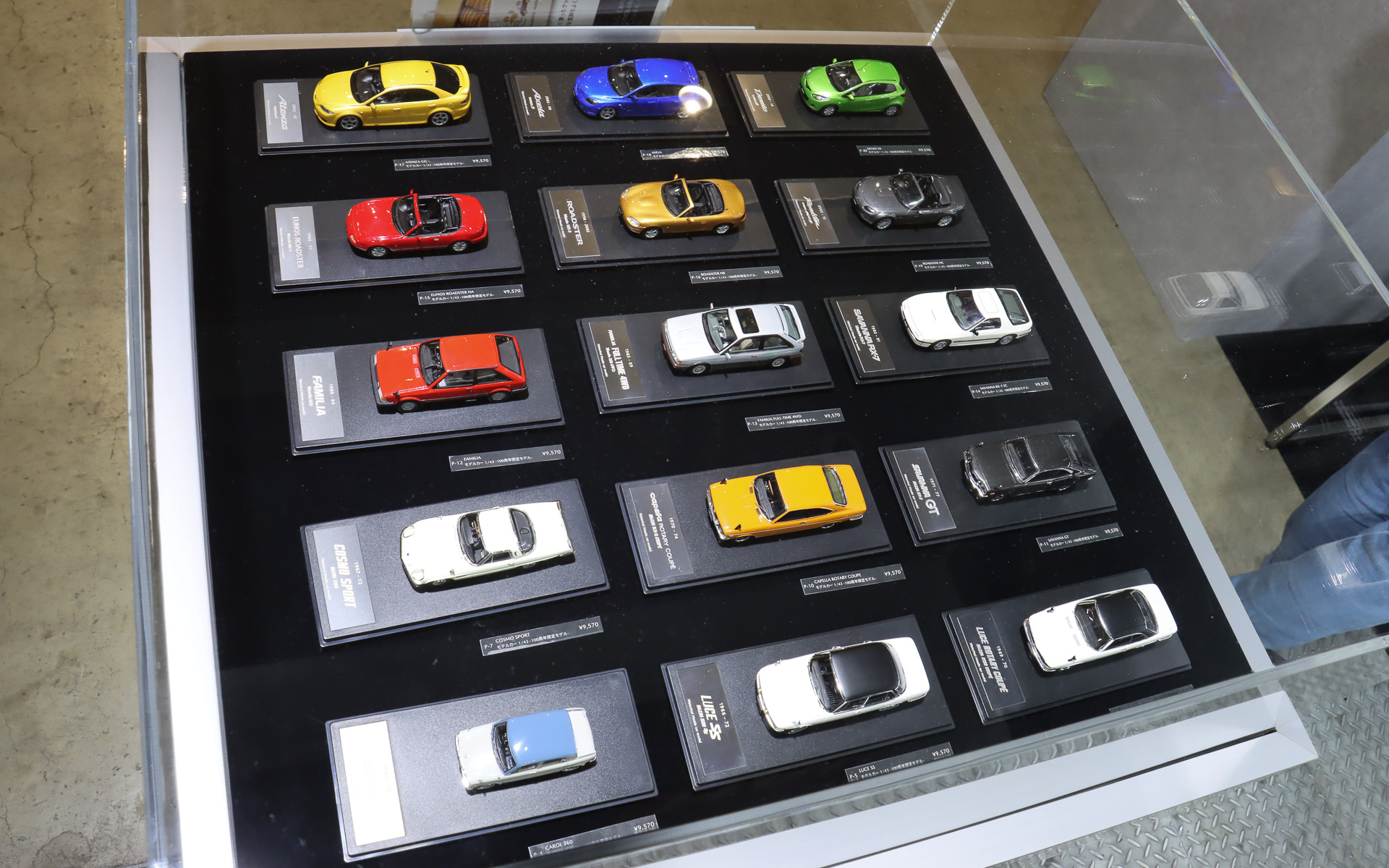 マツダ100周年限定モデルとして用意された歴代モデルの1/43モデルカーも販売