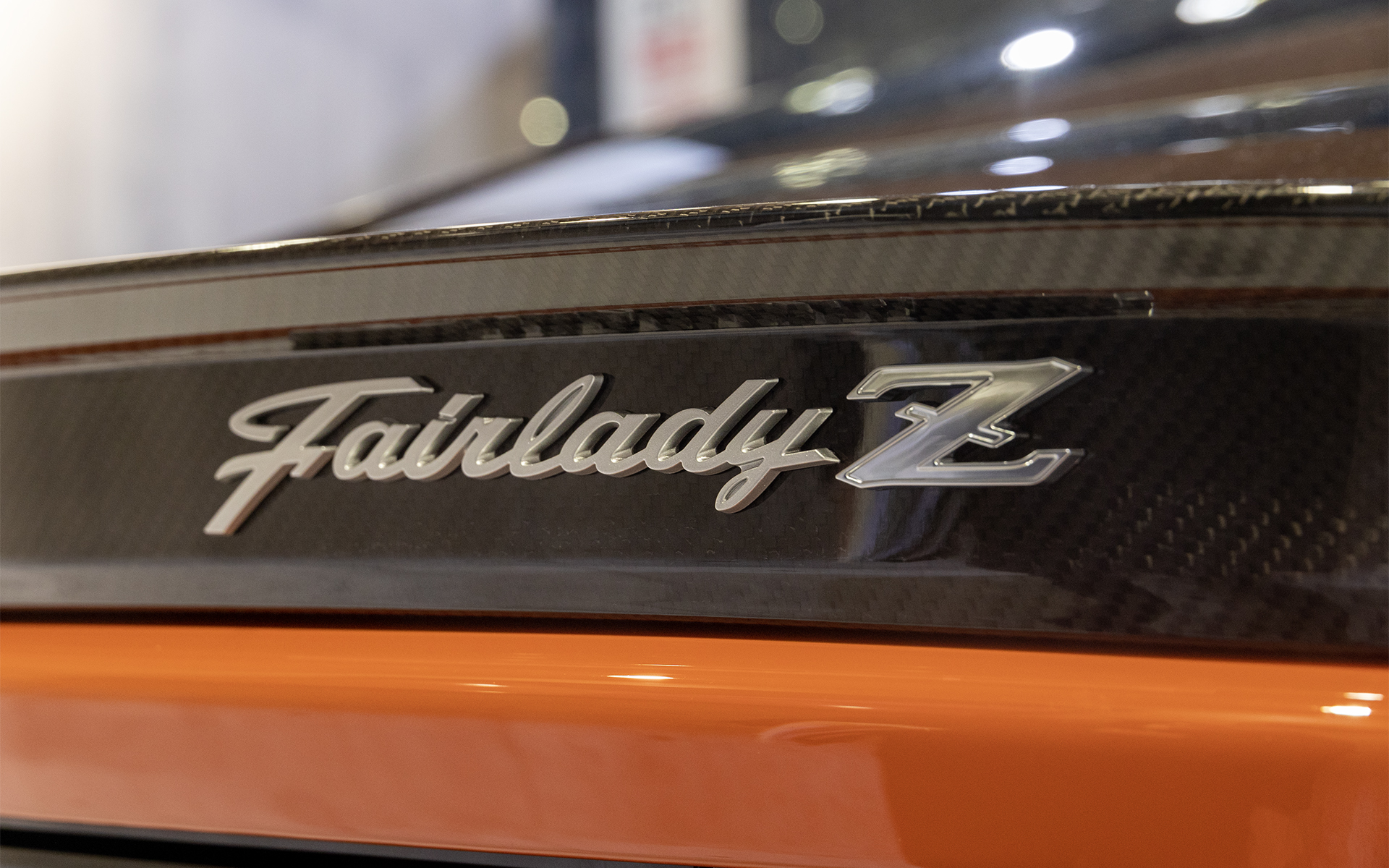 リアスポイラーにもエンブレムが付く。標準車ではFAIRLADYの部分が黒く、Zのみシルバーだが、こちらはすべてシルバーとなる