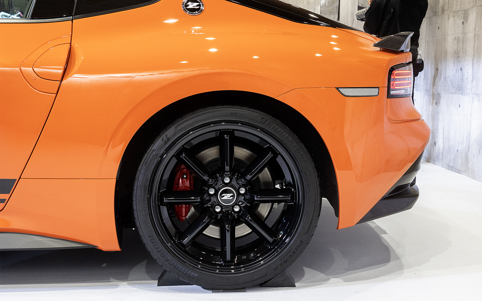 カラーはブラックとなる