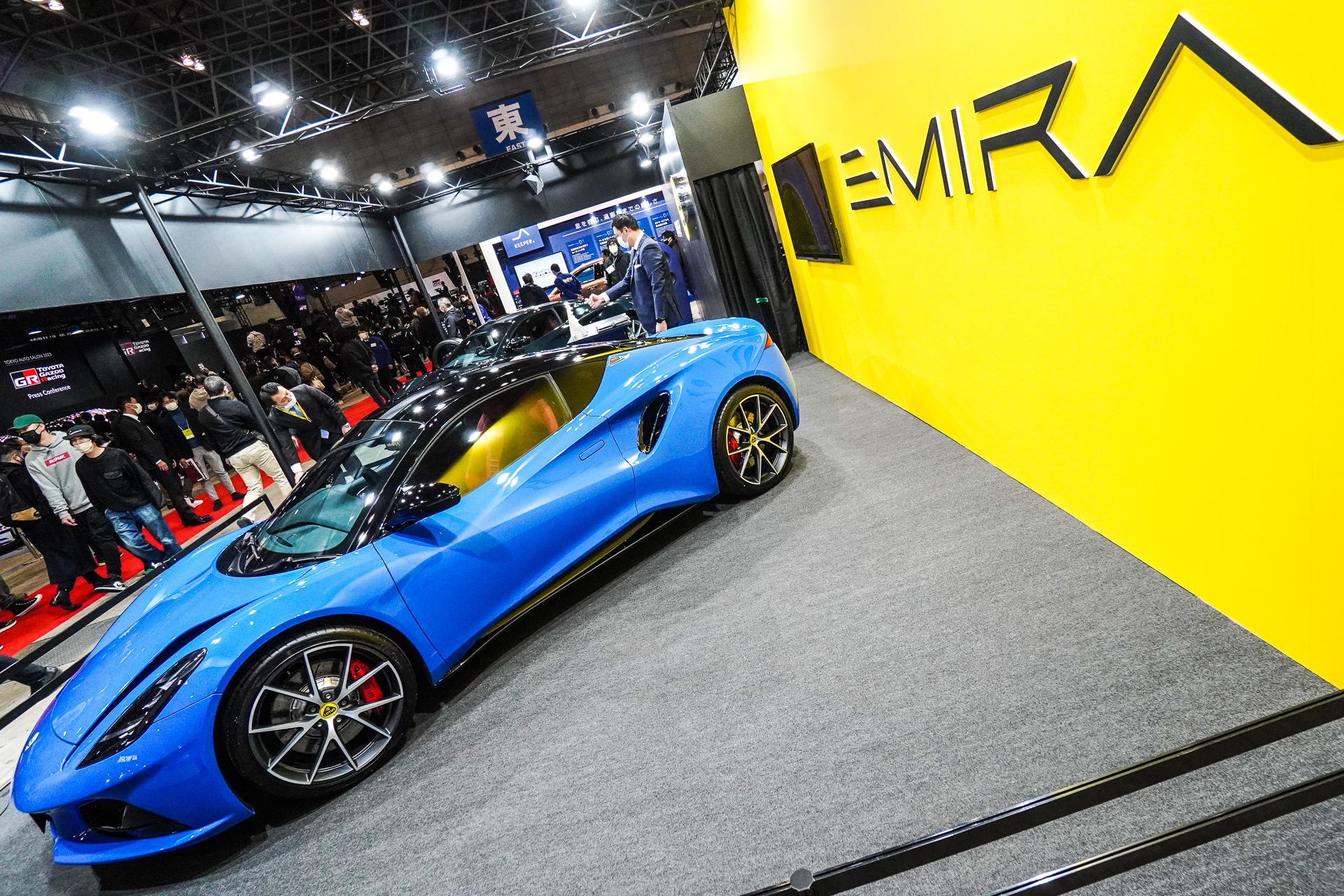 ロータスブースは最後のミッドシップエンジン車「エミーラ V6 ファーストエディション」を色違いで2台展示