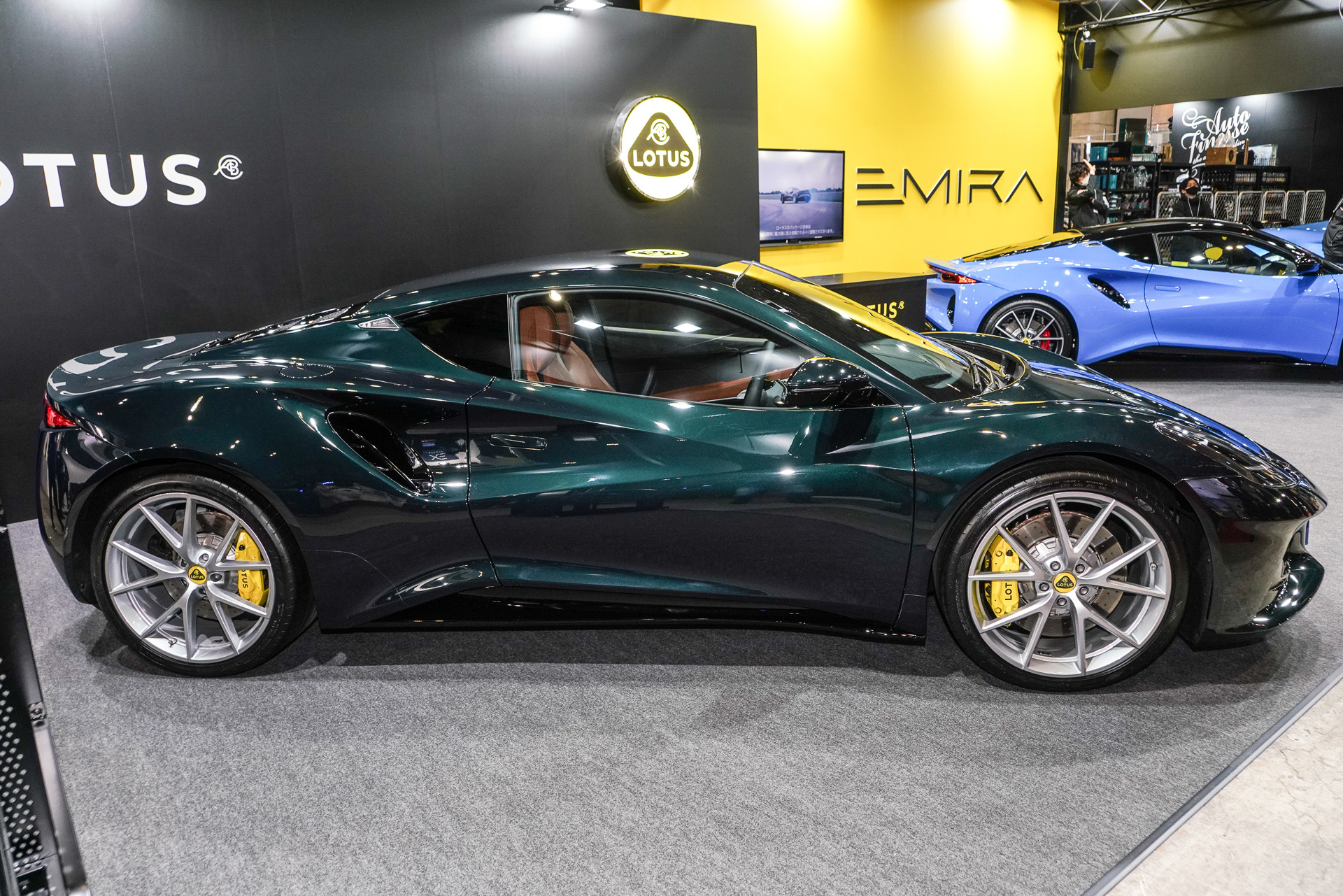 エミーラ V6 ファーストエディションの車体色がダークヴァーダントの展示車両