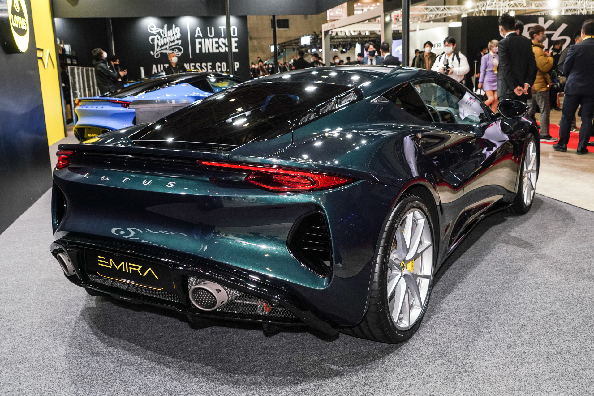 エミーラ V6 ファーストエディションの車体色がダークヴァーダントの展示車両