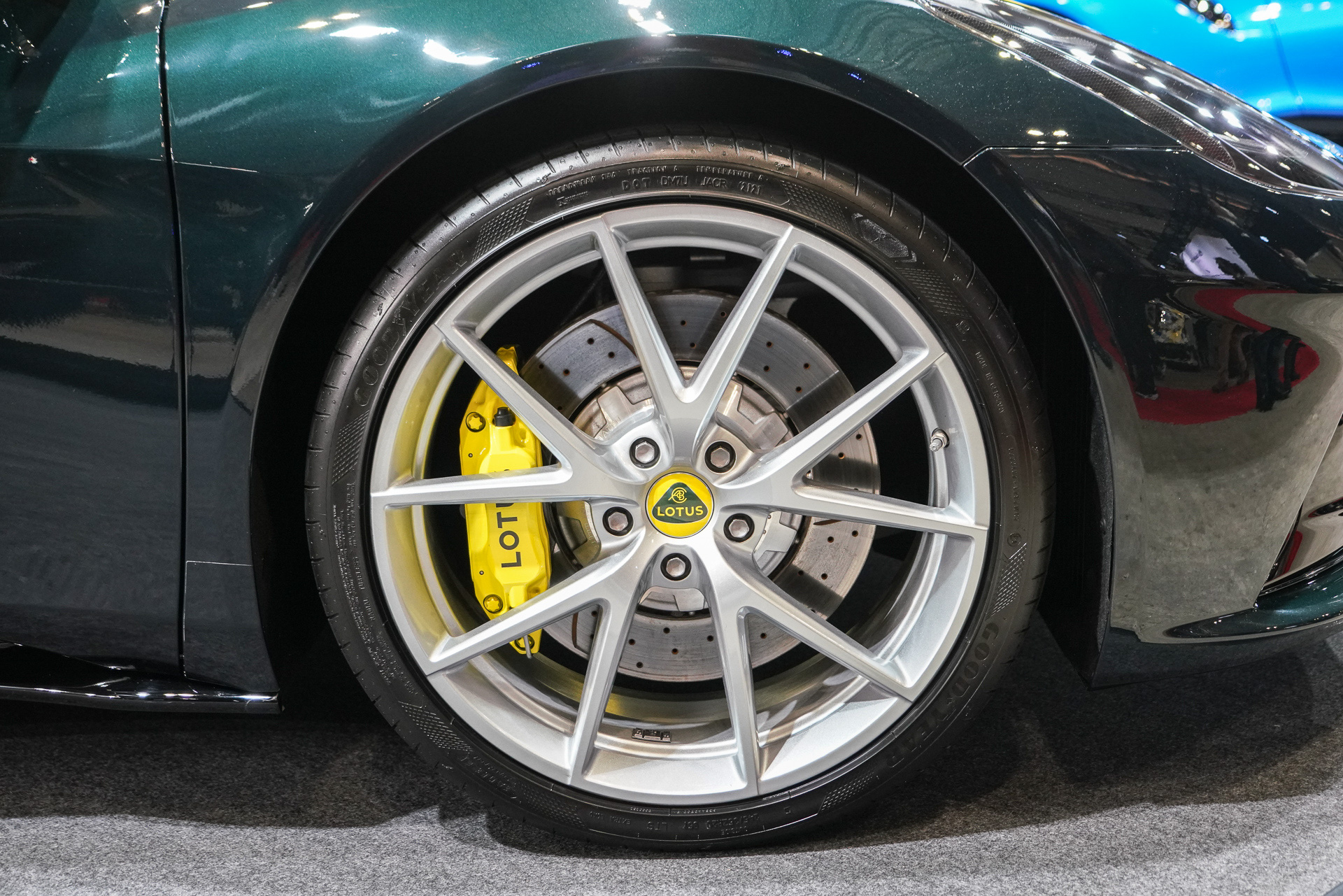 20インチ超軽量Vスポーク鋳造アロイホイール「シルバー（追加費用無しで選択可）」前輪は245/35 R20