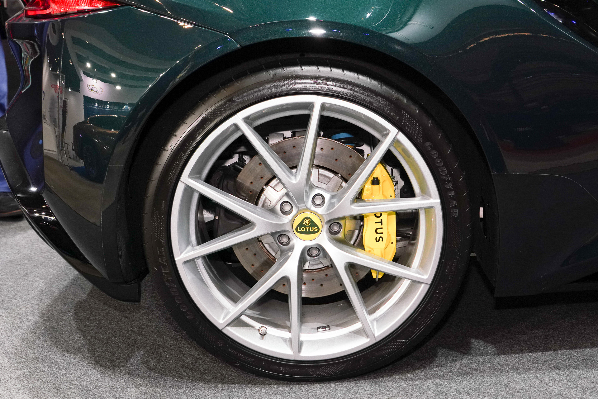 後輪は295/30 R20。グッドイヤー「イーグル F1 スーパースポーツ」