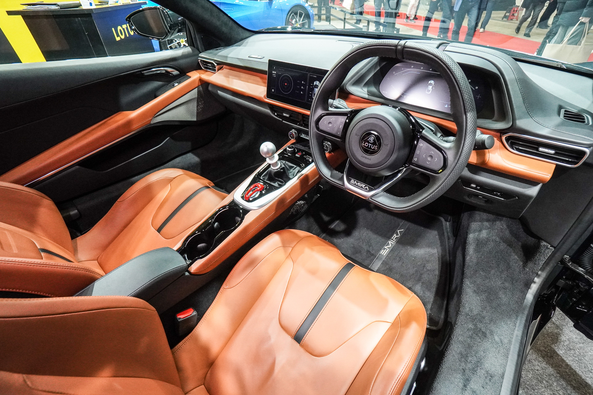 エミーラ V6 ファーストエディションの運転席まわり。インテリアカラーは「タンナッパレザー＋タンステッチ」