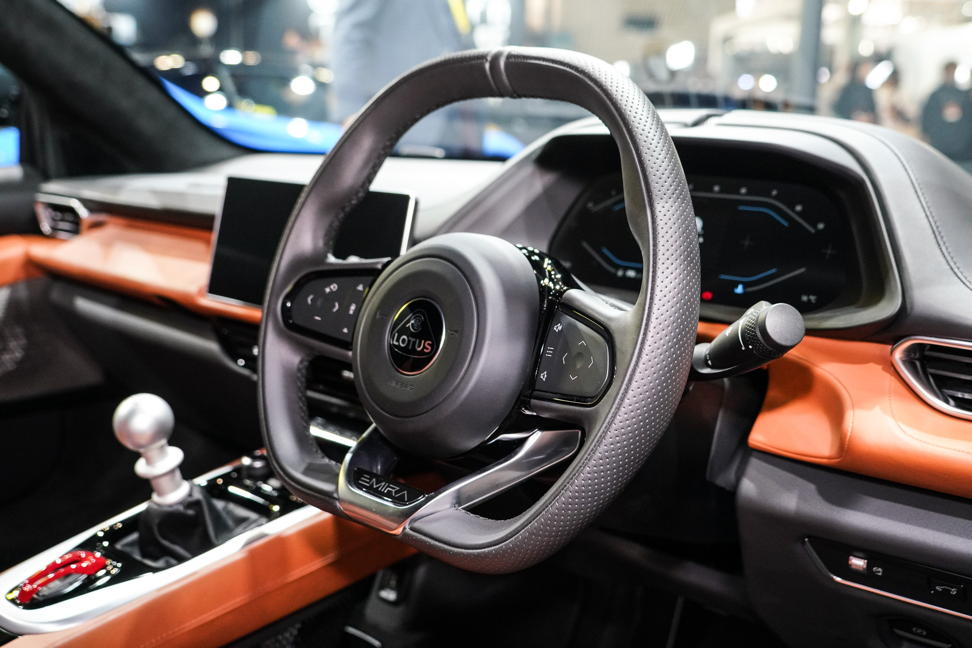 ブラックナッパレザーステアリング。ブラックTDCマーカーとブラックステッチが付く