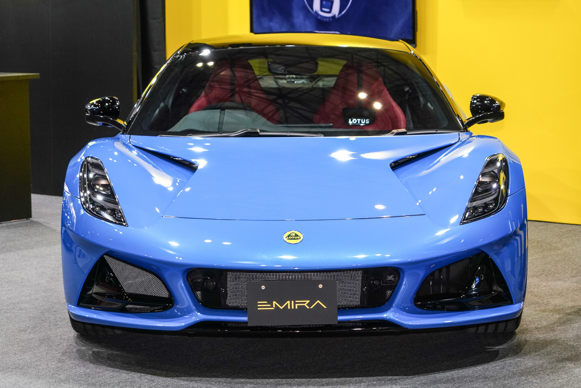 エミーラ V6 ファーストエディションの車体色がセネカブルーの展示車両