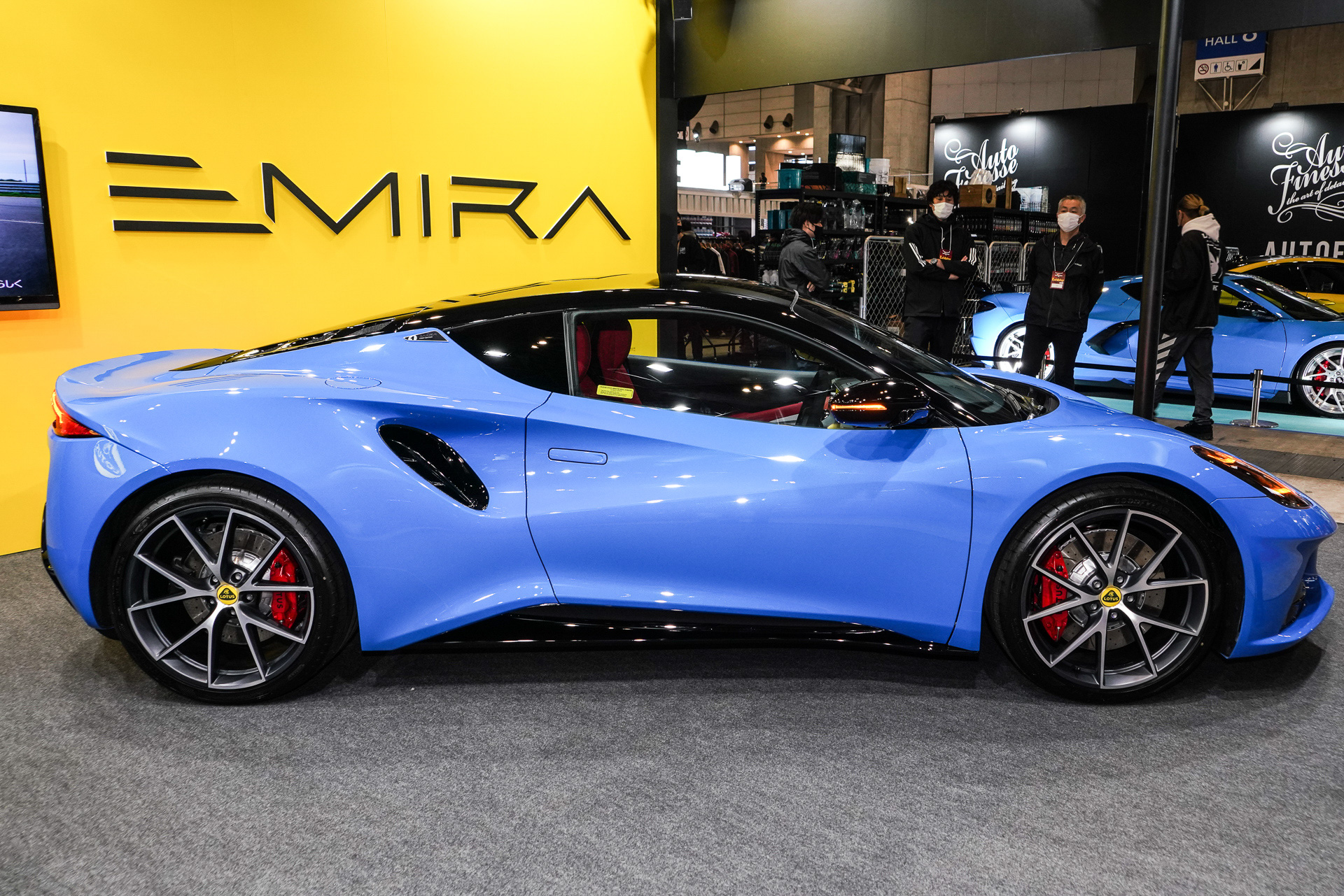 エミーラ V6 ファーストエディションの車体色がセネカブルーの展示車両