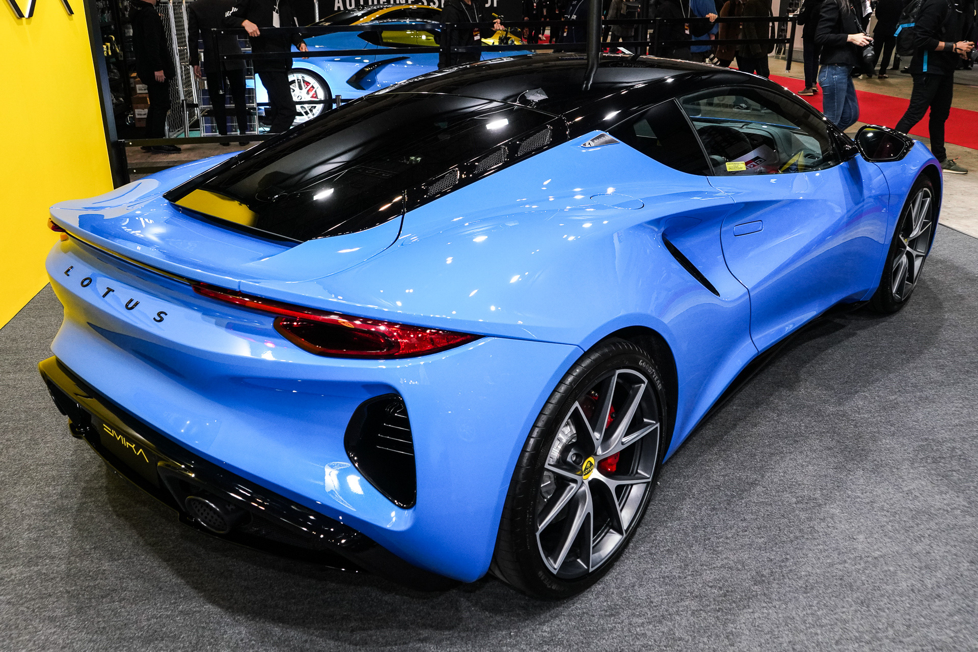 エミーラ V6 ファーストエディションの車体色がセネカブルーの展示車両