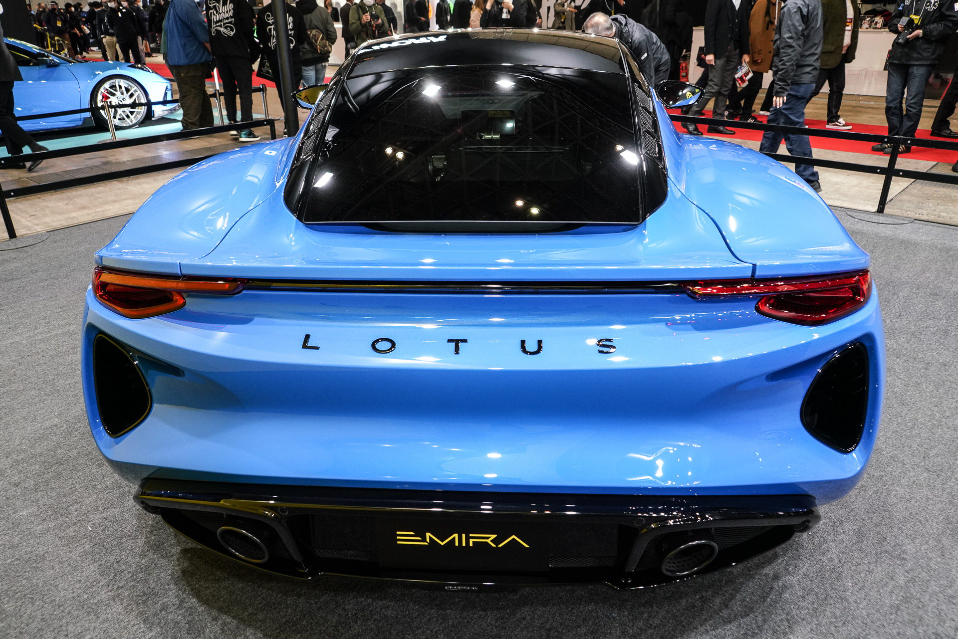 エミーラ V6 ファーストエディションの車体色がセネカブルーの展示車両