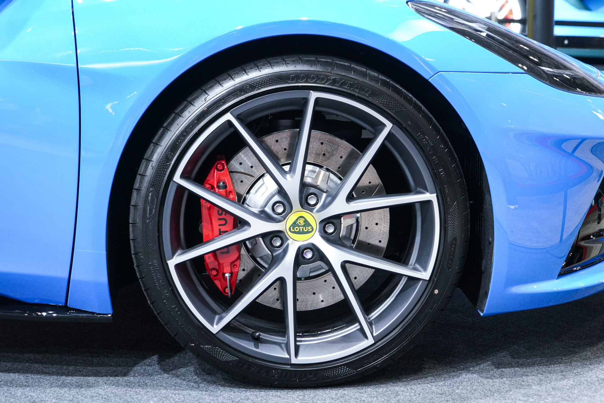 20インチ超軽量Vスポーク鋳造アロイホイール標準の「ダイヤモンドカット」