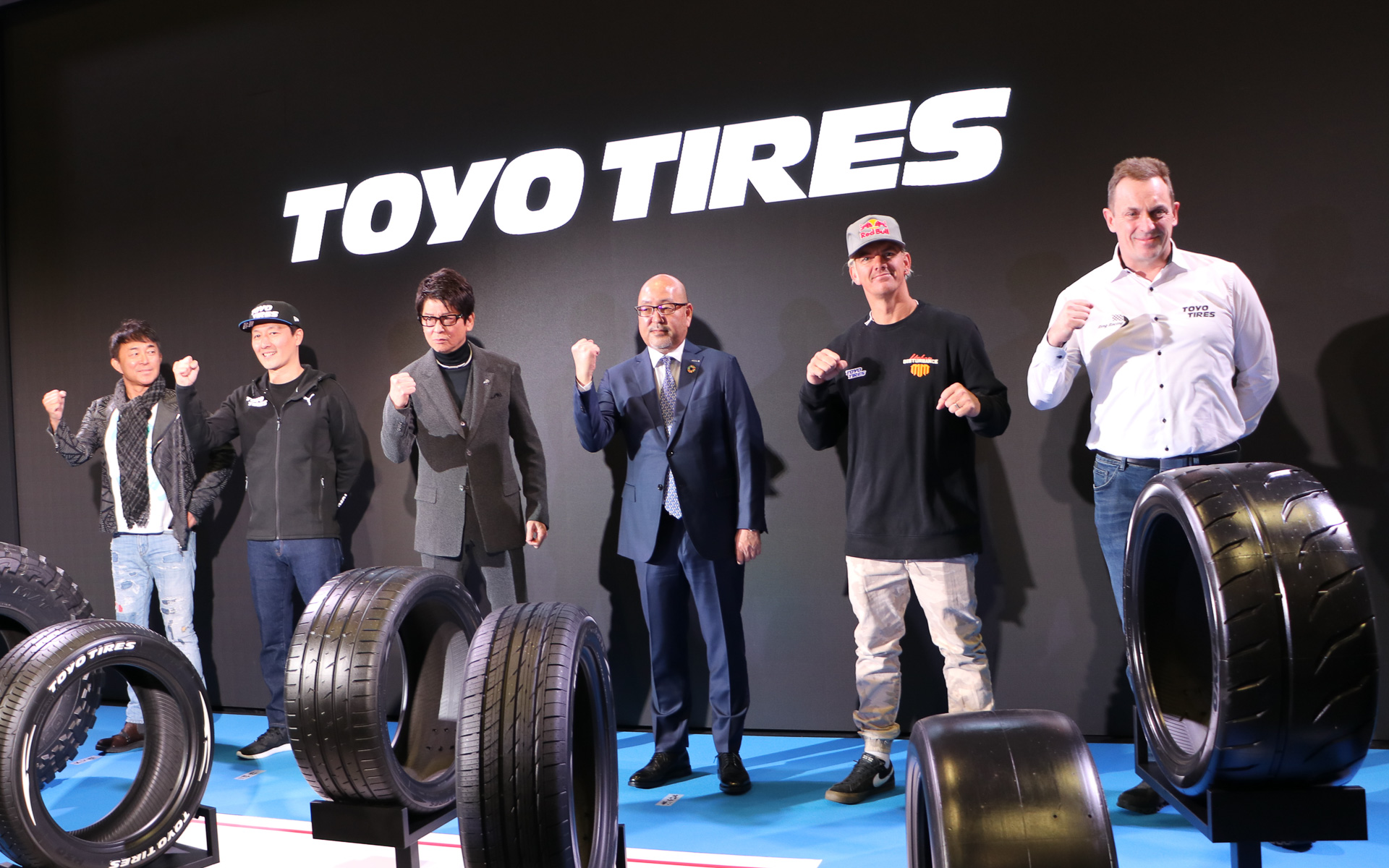 東京オートサロンで実施されたトーヨータイヤのプレスカンファレンスの様子