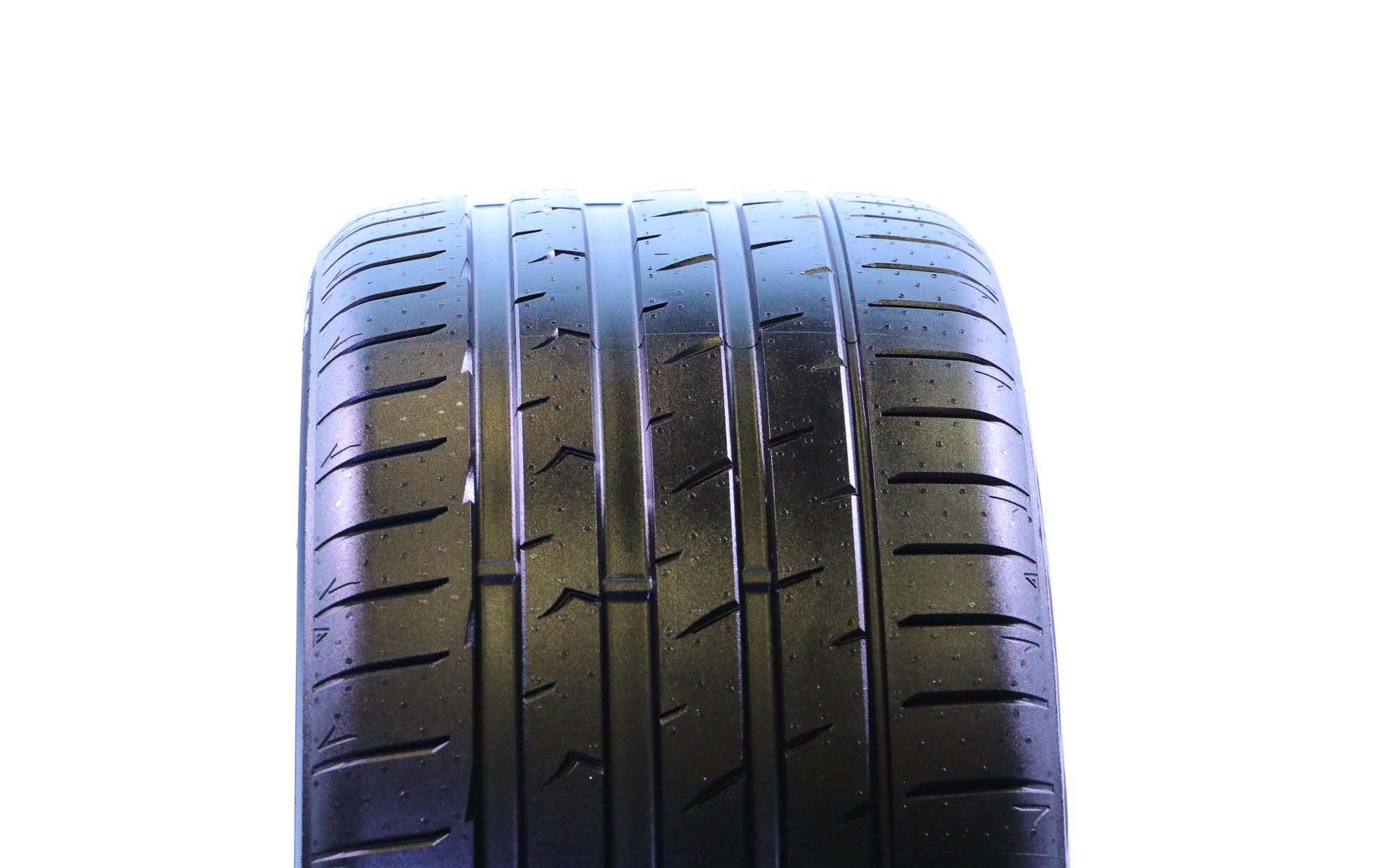 非対称トレッドコンパウンド採用などウェットブレーキ性能で旧モデル比16％短縮した「プロクセス スポーツ2