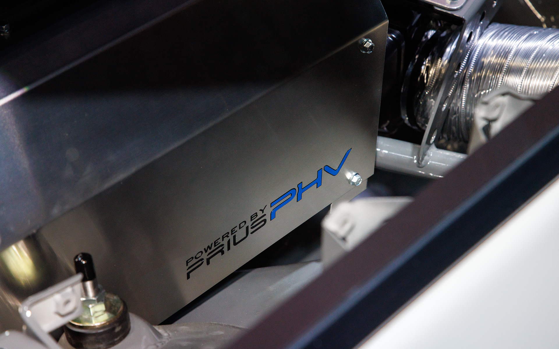 バッテリはプリウスPHVのもの。新型に搭載予定のバッテリを使えばパワーアップも可能とのこと。やはりバッテリの進化がBEVのキモといえる