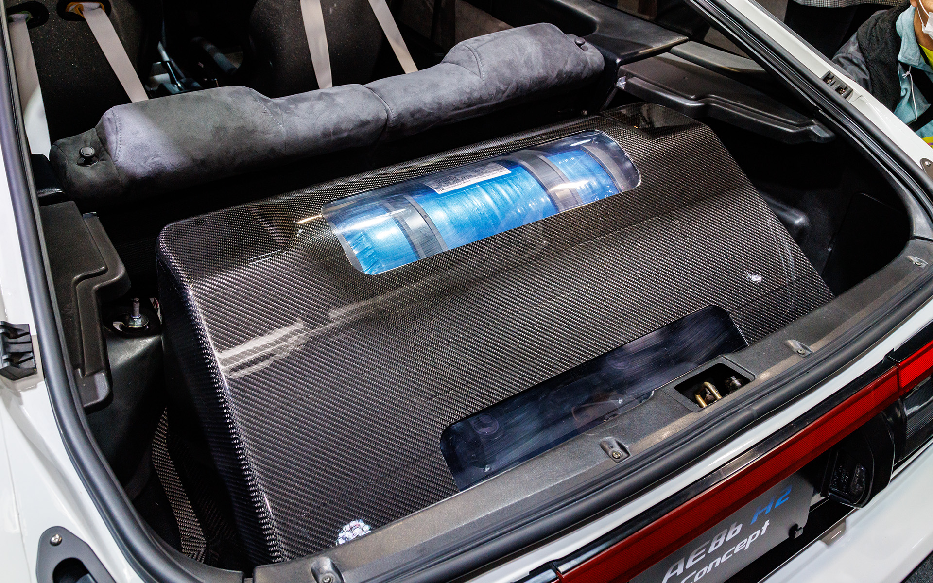 ラゲッジには「MIRAI」の水素タンクを2本搭載。1本あたり50km程度の走行距離が目標だという