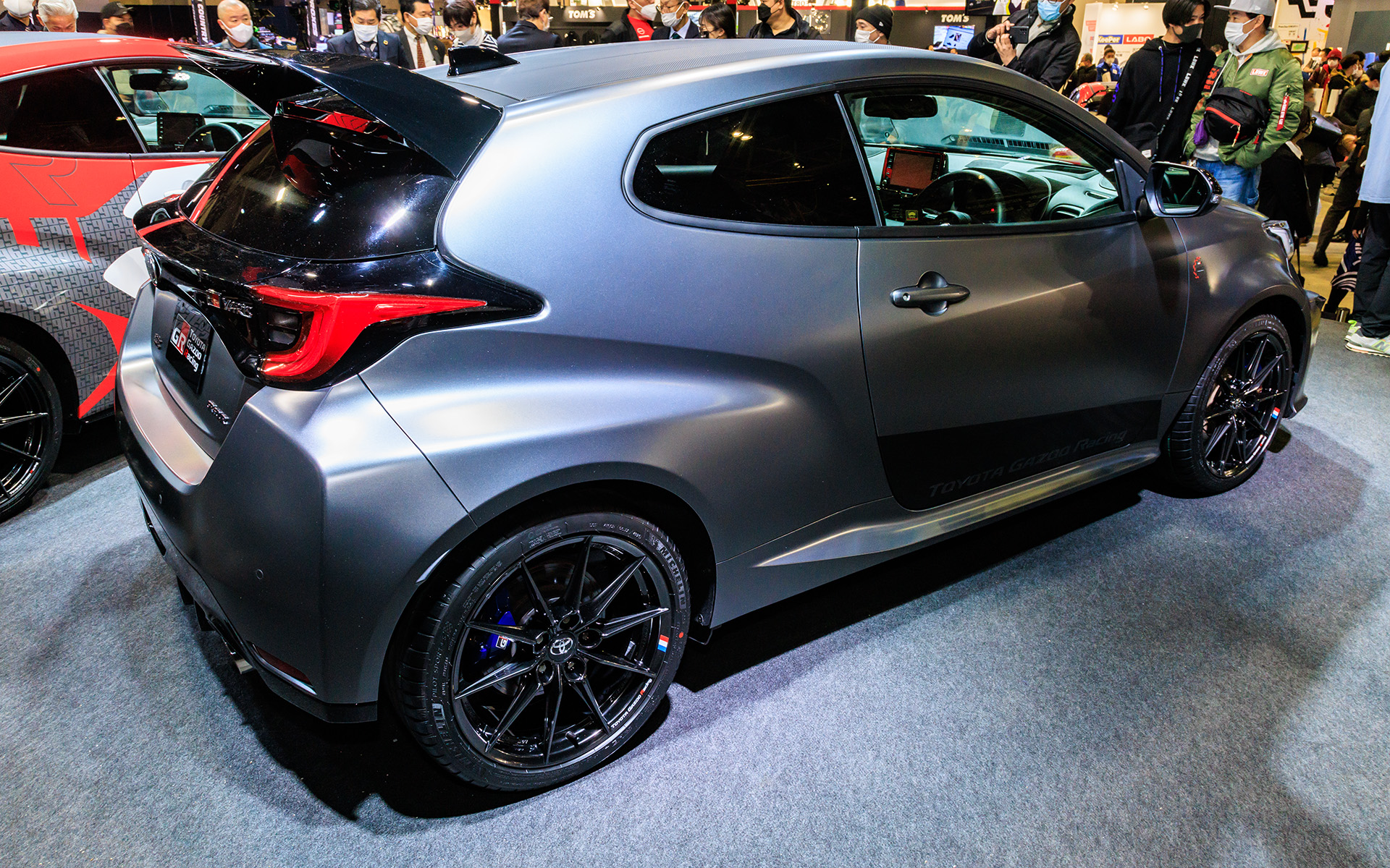 2021年にドライバーズタイトルを獲得したセバスチャン・オジエ選手が監修したモデル。マフラーは左右2本出し