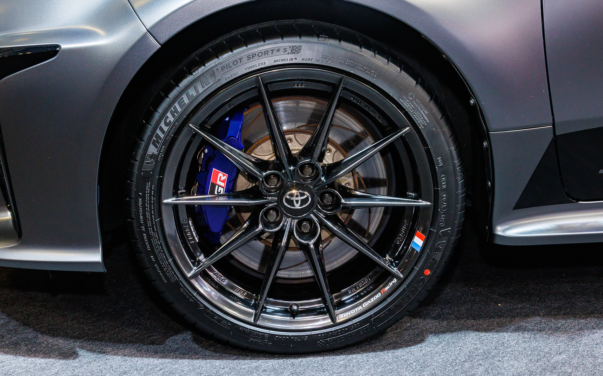 ホイールはオジエ選手の出身地であるフランス国旗が描かれる。ブレーキキャリパーもブルーの専用カラー