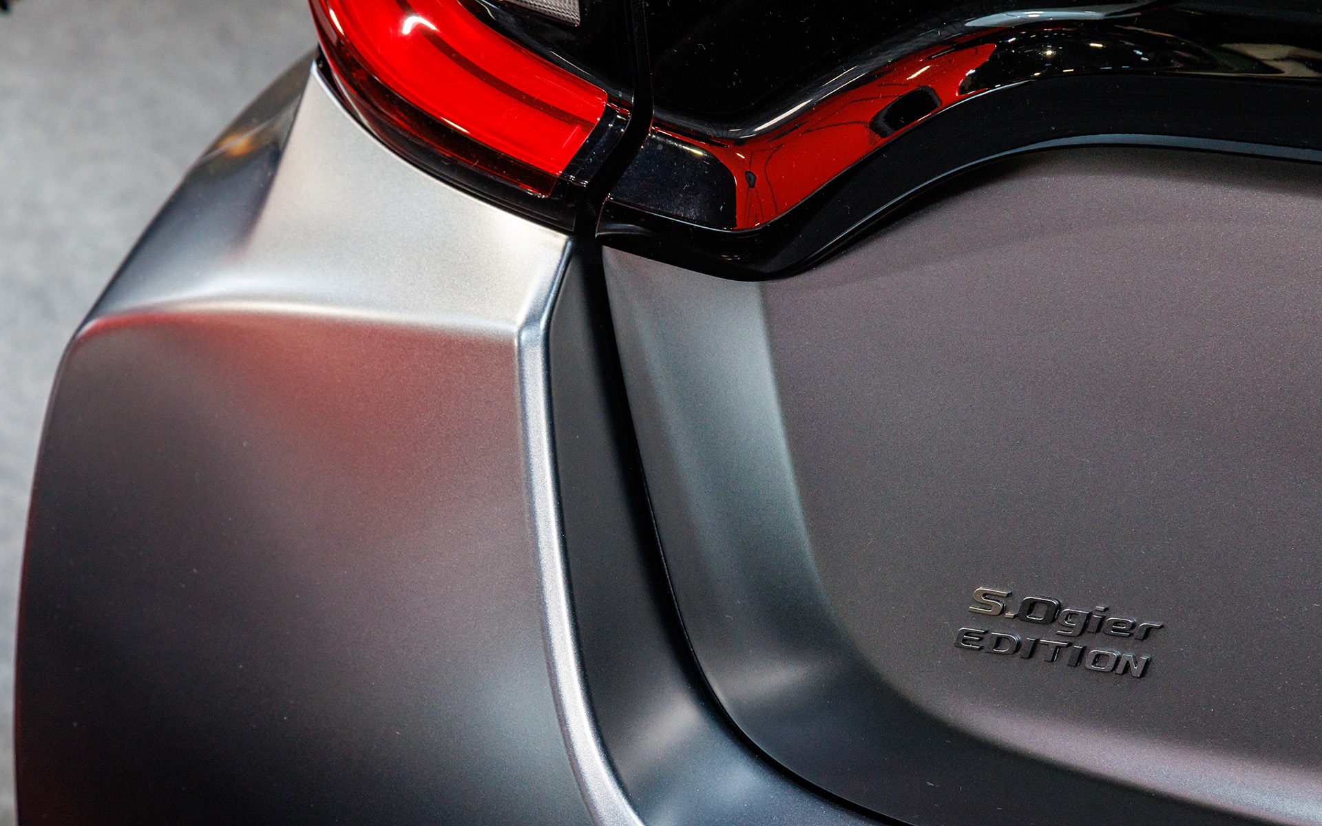 リアハッチに専用バッヂを装着