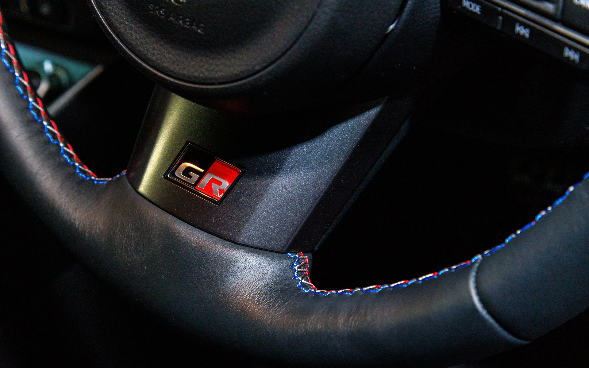 ステアリングはトリコロールのステッチ