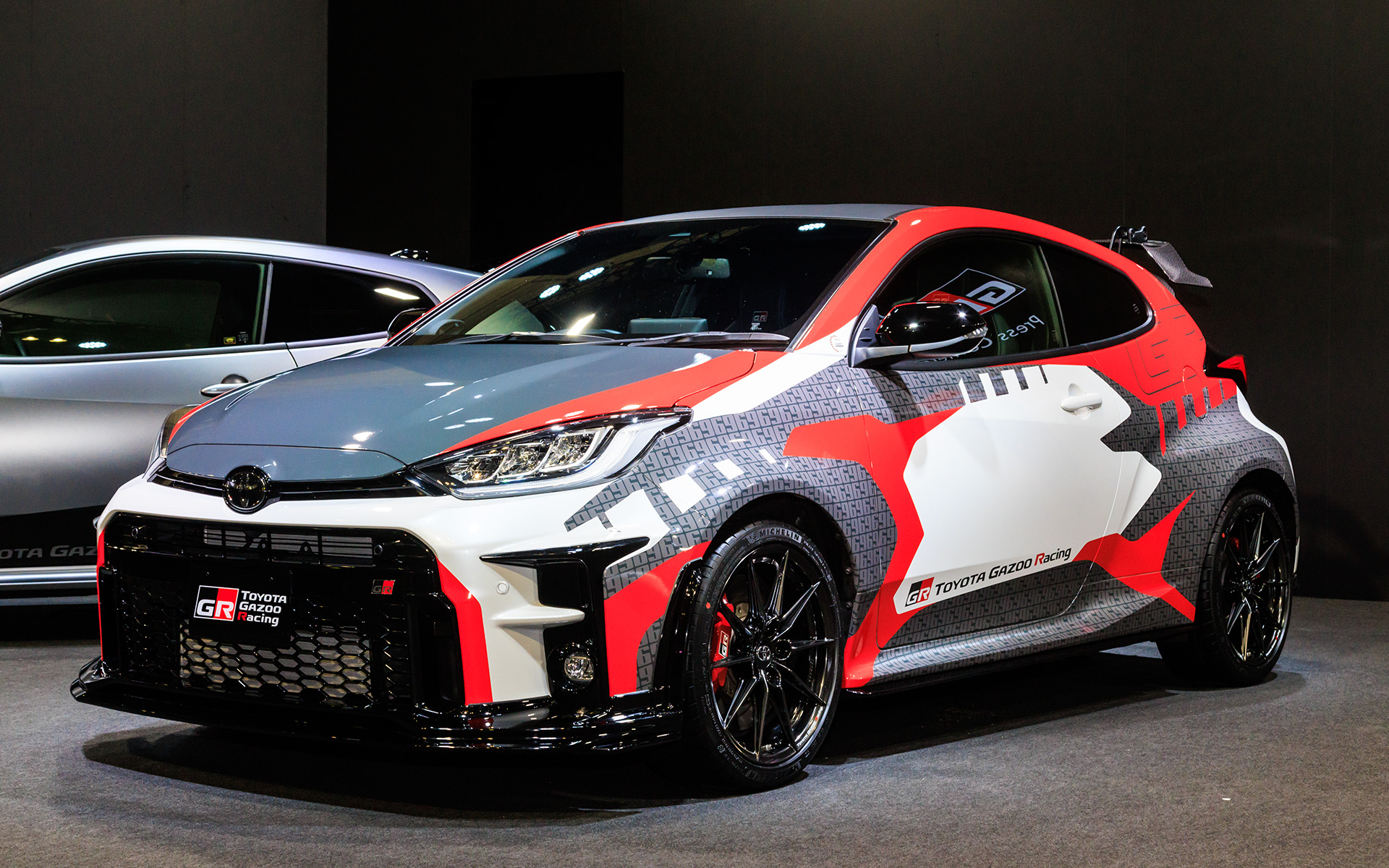 2022年にドライバーズタイトルを獲得したカッレ・ロバンペラ選手が監修したモデル。WRCで付けているゼッケン「69」を図案化したカラーリングとなっている。マフラーは左右4本出し